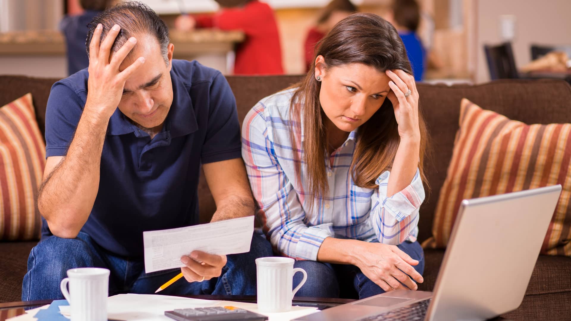 Pareja preocupada por el futuro de su familia tras recibir una carta con una amenaza de embargo de su casa hipotecada Pareja preocupada por el futuro de su familia tras recibir una carta con una amenaza de embargo de su casa hipotecada