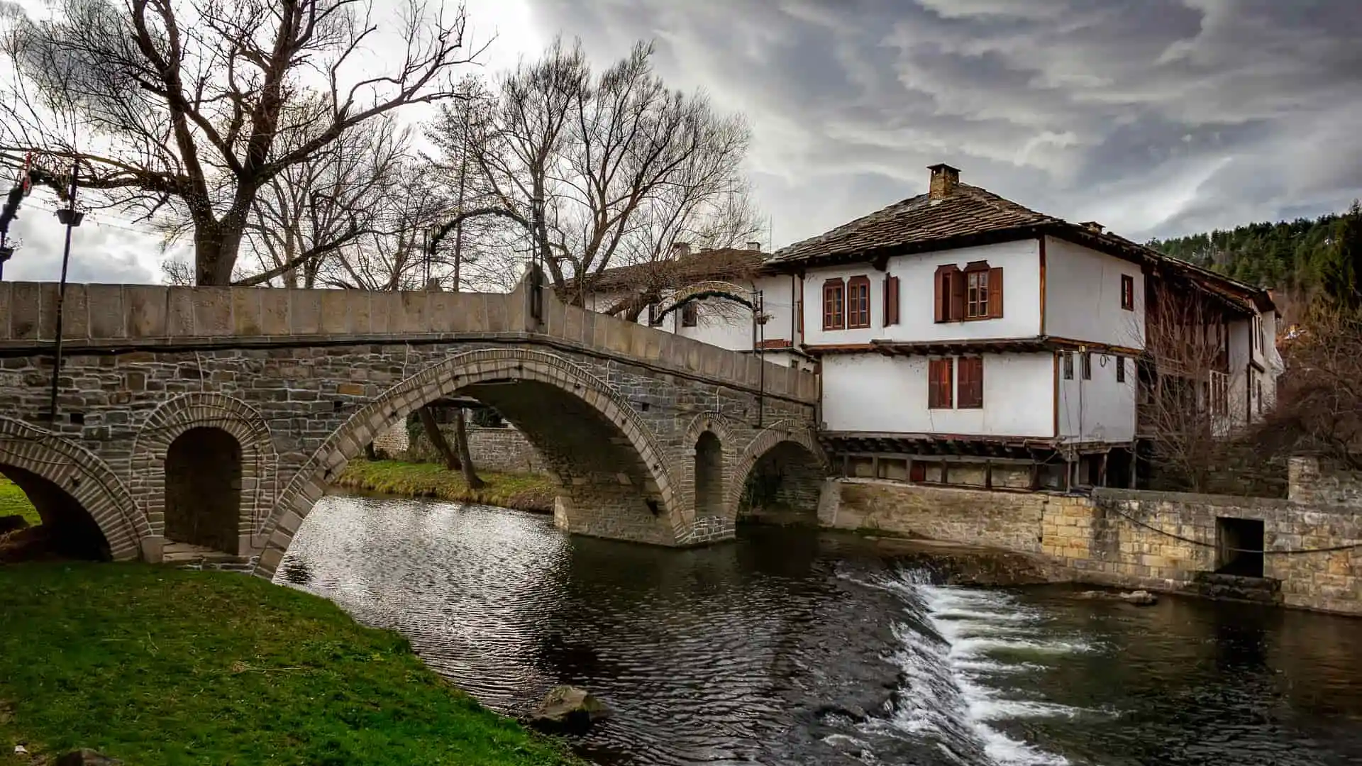 Preciosa casa rústica junto al río, este tipo de casas cuentan con su propia modalidad de hipoteca rústica si se cumplen los requisitos