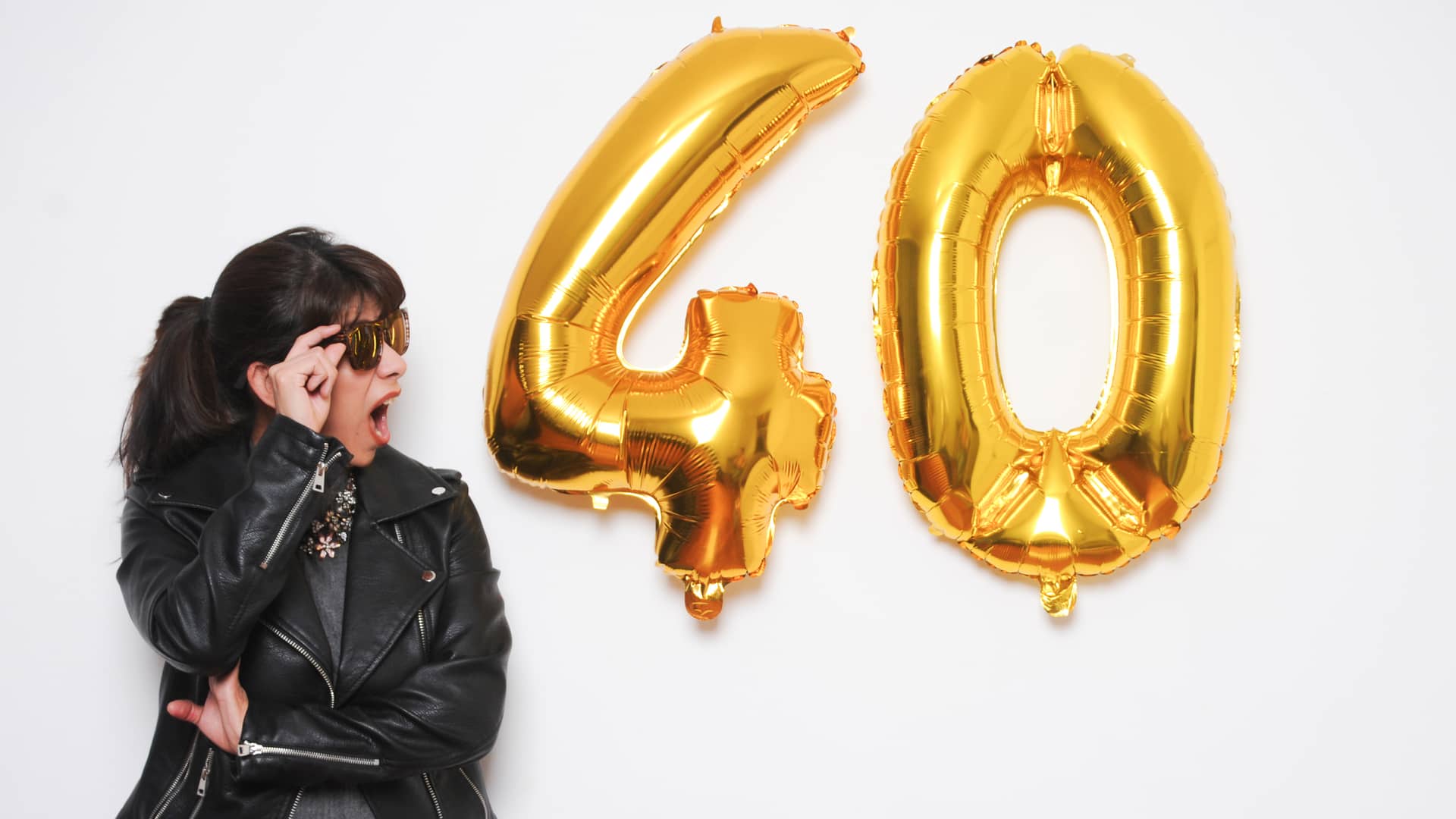 Mujer celebrando su 40 cumpleaños simboliza hipoteca 40 años Mujer celebrando su 40 cumpleaños simboliza hipoteca 40 años