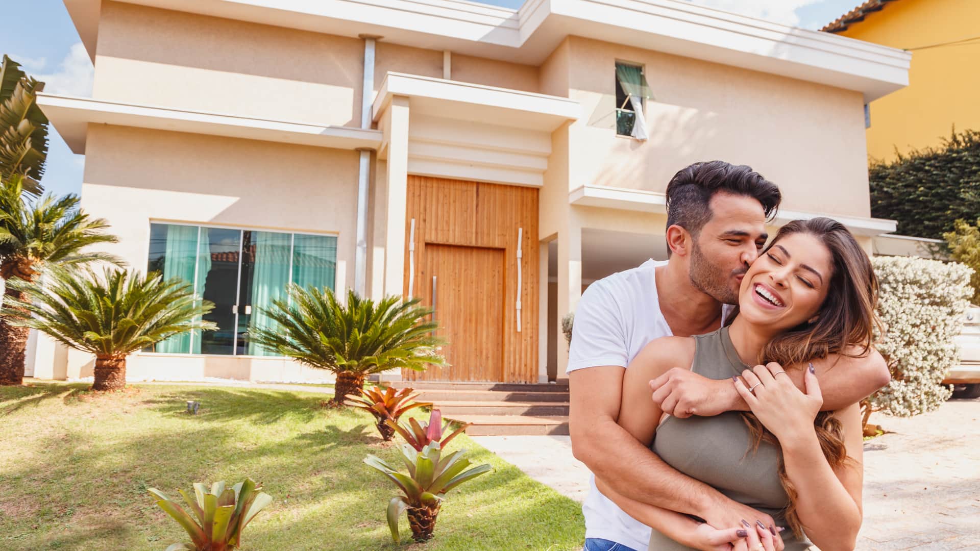 Pareja frente a su flamante nueva casa para la que pidieron una hipóteca máxima según sueldo Pareja frente a su flamante nueva casa para la que pidieron una hipóteca máxima según sueldo