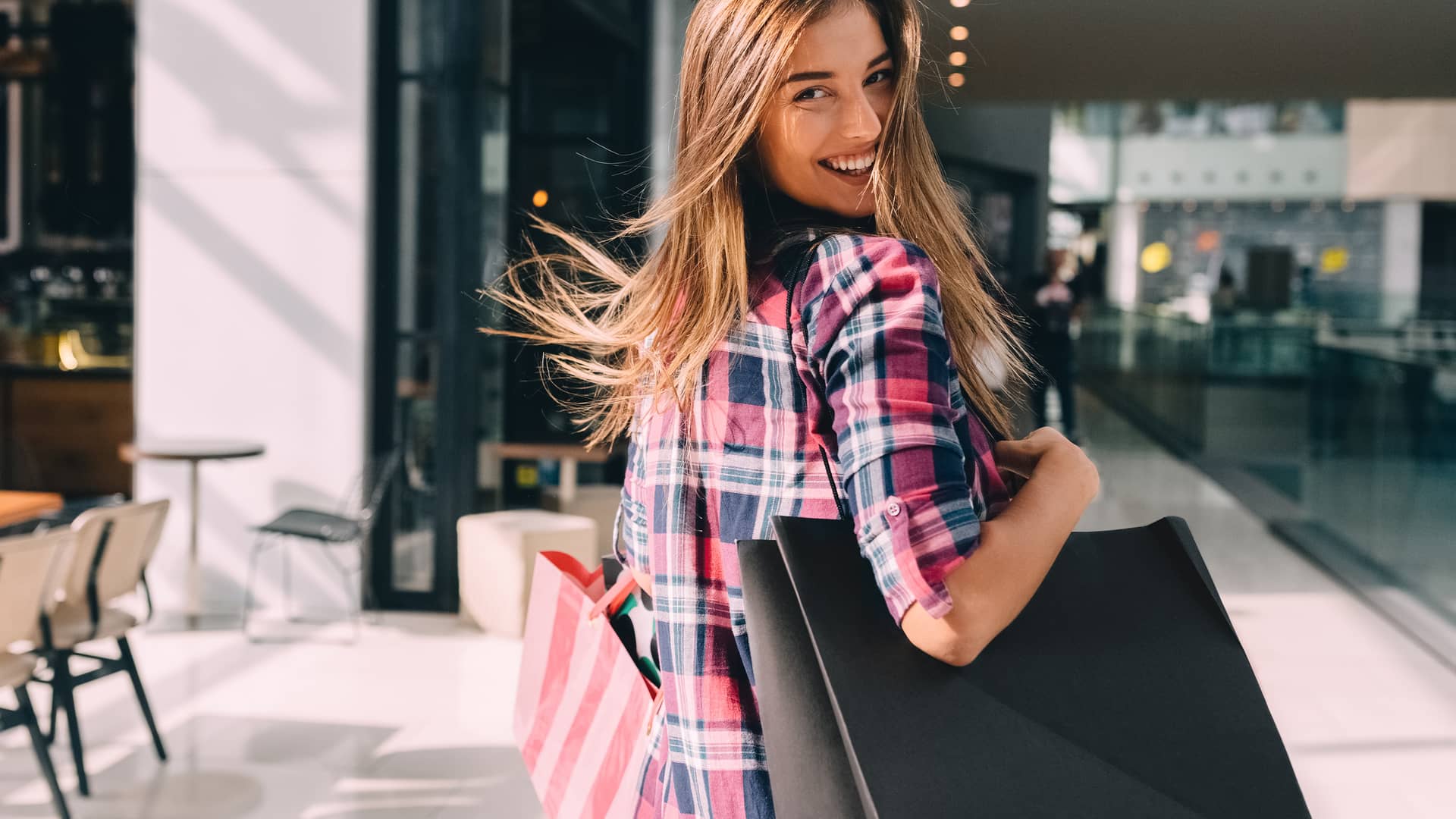 Mujer disfrutando de compras simboliza hipoteca sín comisiones