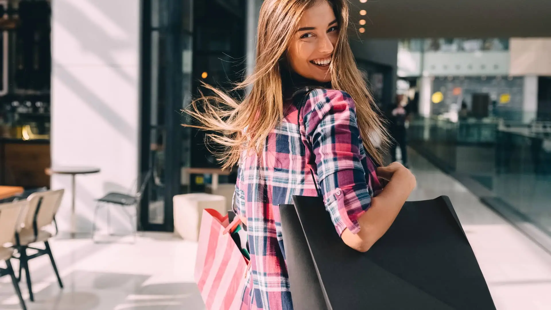 Mujer disfrutando de compras simboliza hipoteca sín comisiones Mujer disfrutando de compras simboliza hipoteca sín comisiones