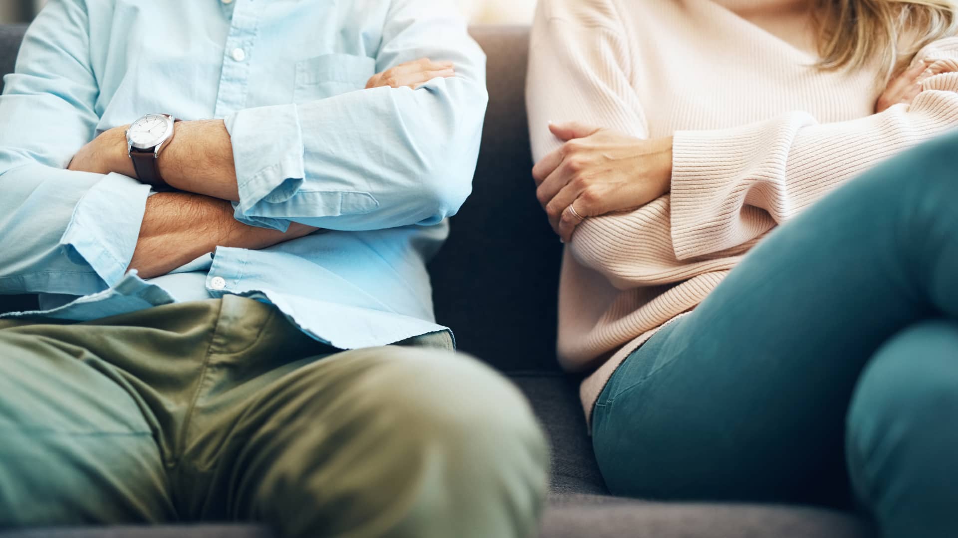 Pareja enfadada planteandose divorciarse Pareja enfadada planteandose divorciarse