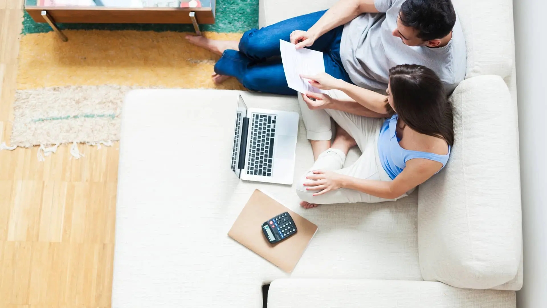 Pareja calculando los impuestos de su hipoteca Pareja calculando los impuestos de su hipoteca
