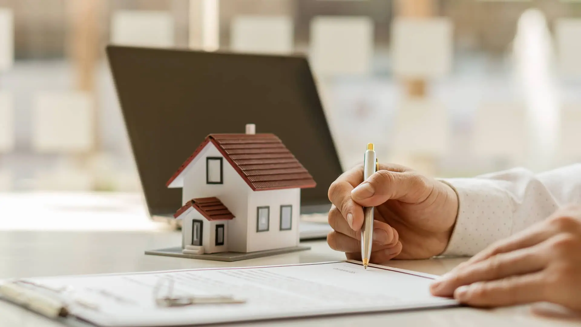 Persona firmando una Hipoteca legal tácita Persona firmando una Hipoteca legal tácita