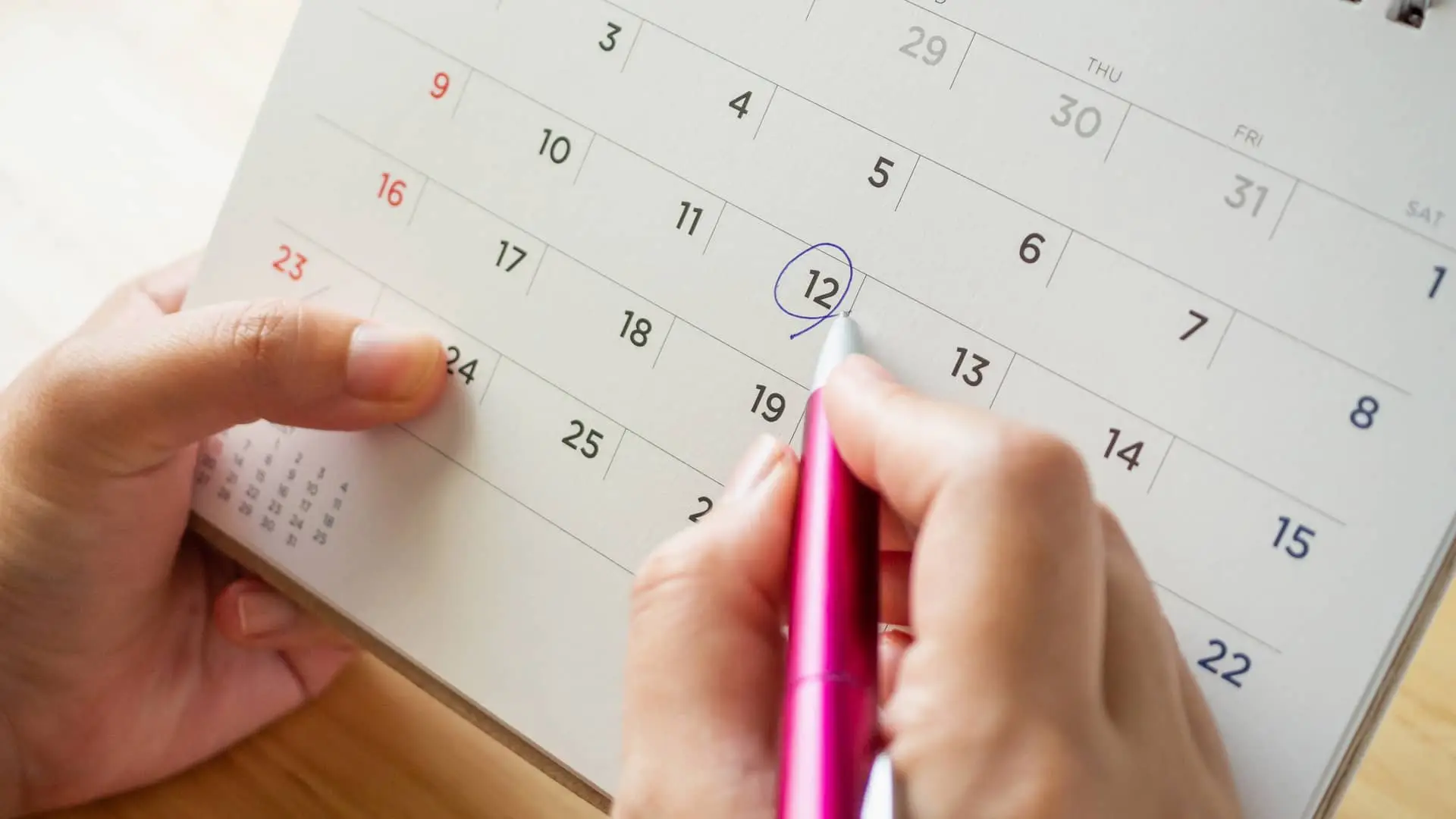 Joven apuntando una fecha en el calendario representa hipotecas moratoria Joven apuntando una fecha en el calendario representa hipotecas moratoria