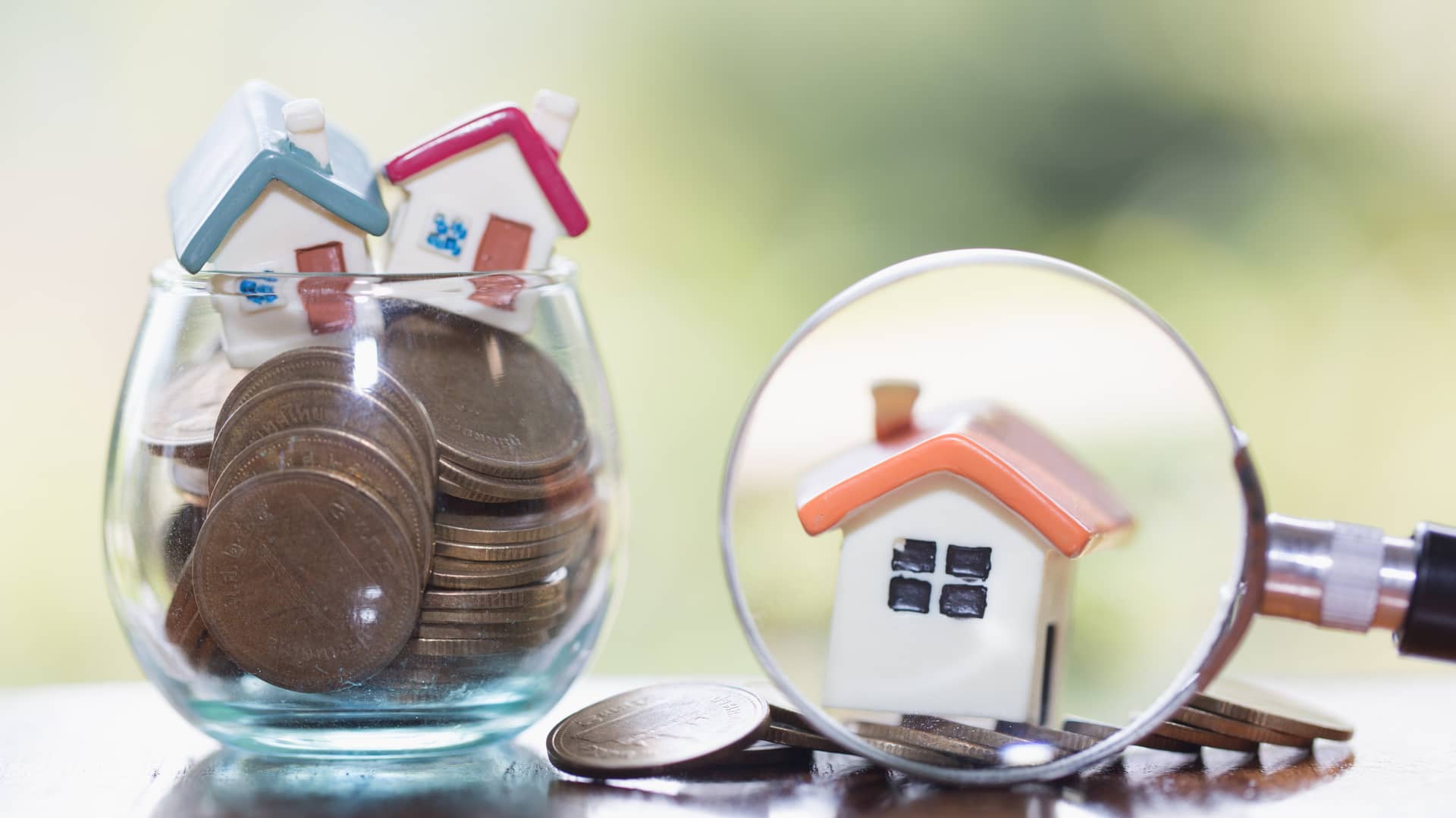 Lupa sobre casita observando las diferencias entre una hipoteca y un préstamo personal Lupa sobre casita observando las diferencias entre una hipoteca y un préstamo personal