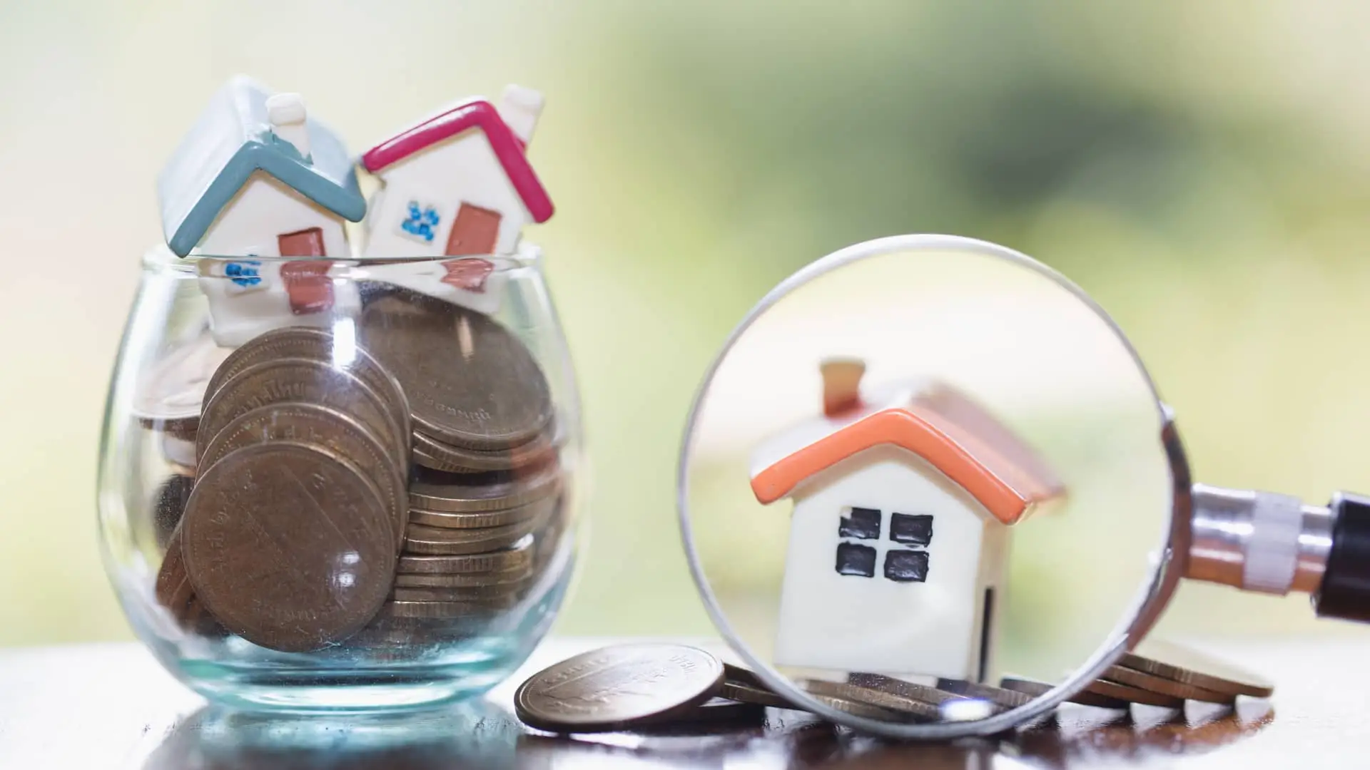 Lupa sobre casita observando las diferencias entre una hipoteca y un préstamo personal Lupa sobre casita observando las diferencias entre una hipoteca y un préstamo personal