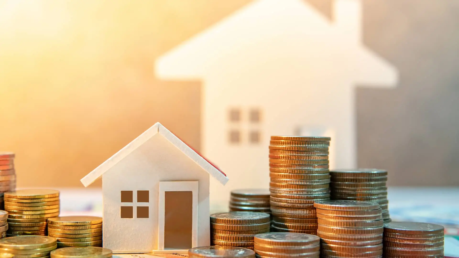 Casitas junto a dinero en metálico representa la provisión de fondos para hipoteca Casitas junto a dinero en metálico representa la provisión de fondos para hipoteca