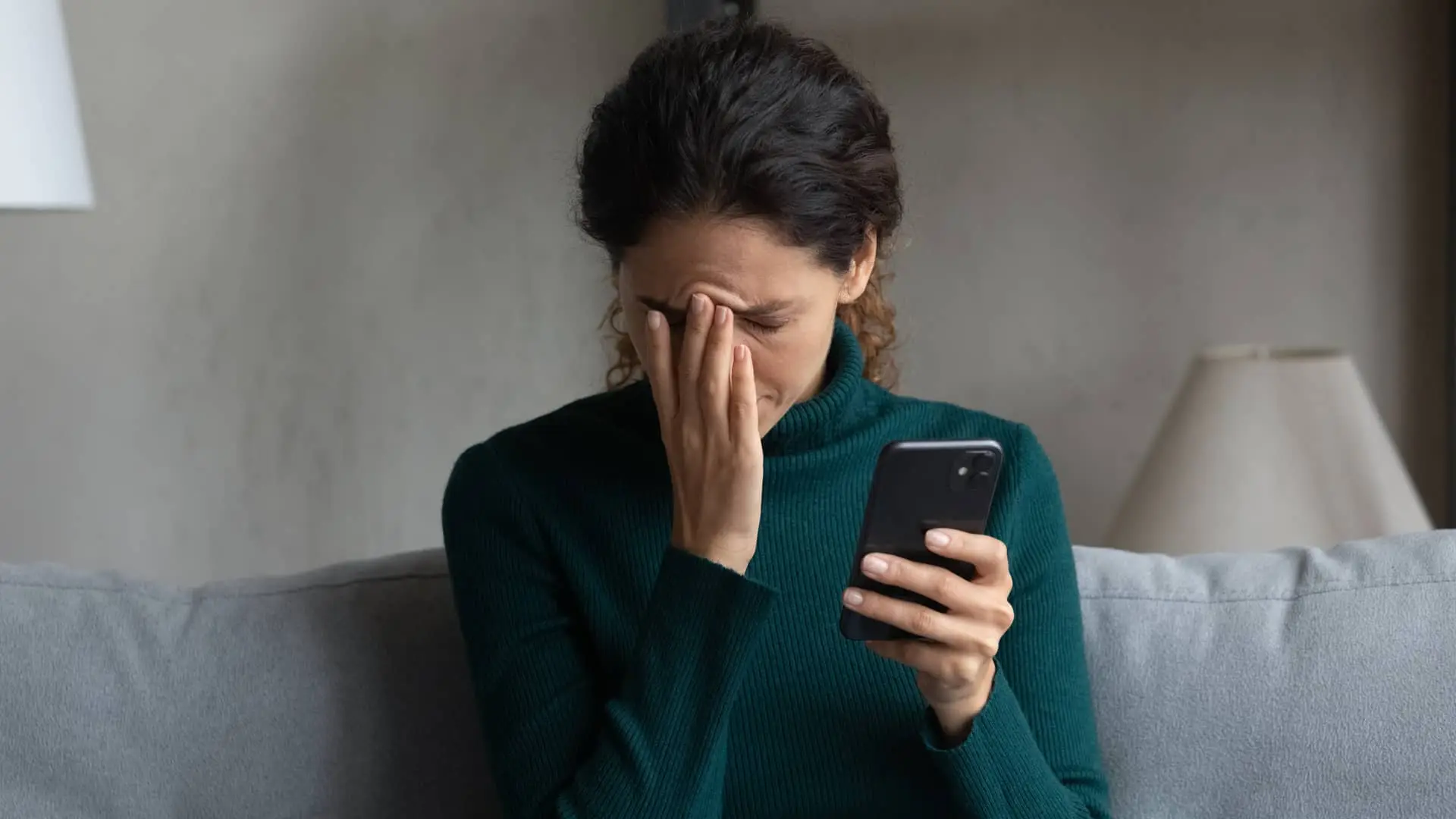 Mujer frustrada con el telefono mientras reclama los gastos de su hipoteca con banco popular Mujer frustrada con el telefono mientras reclama los gastos de su hipoteca con banco popular