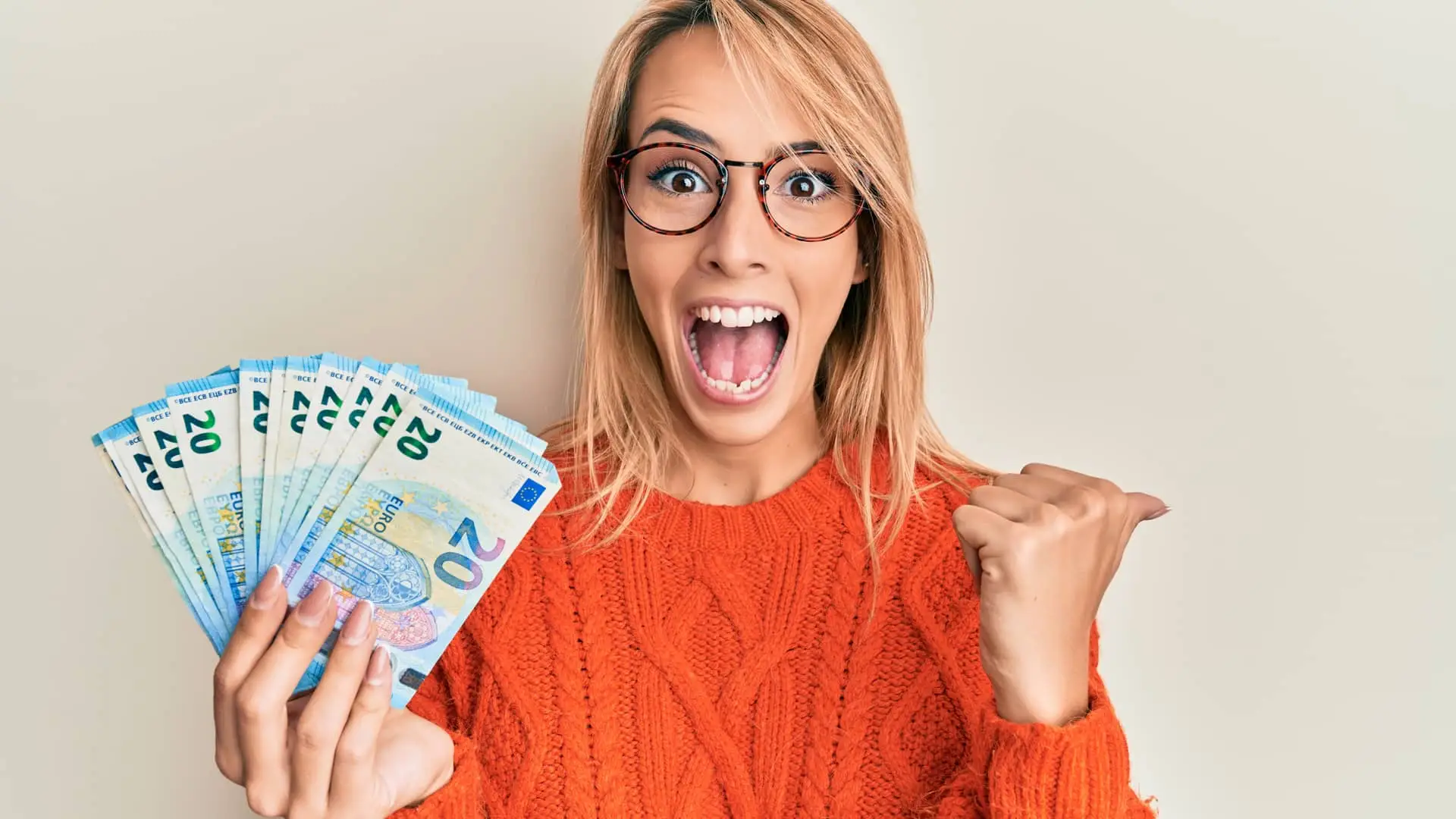 Chica contenta porque le han dado el dinero tras reclamar los gastos de su hipoteca con sabadell Chica contenta porque le han dado el dinero tras reclamar los gastos de su hipoteca con sabadell