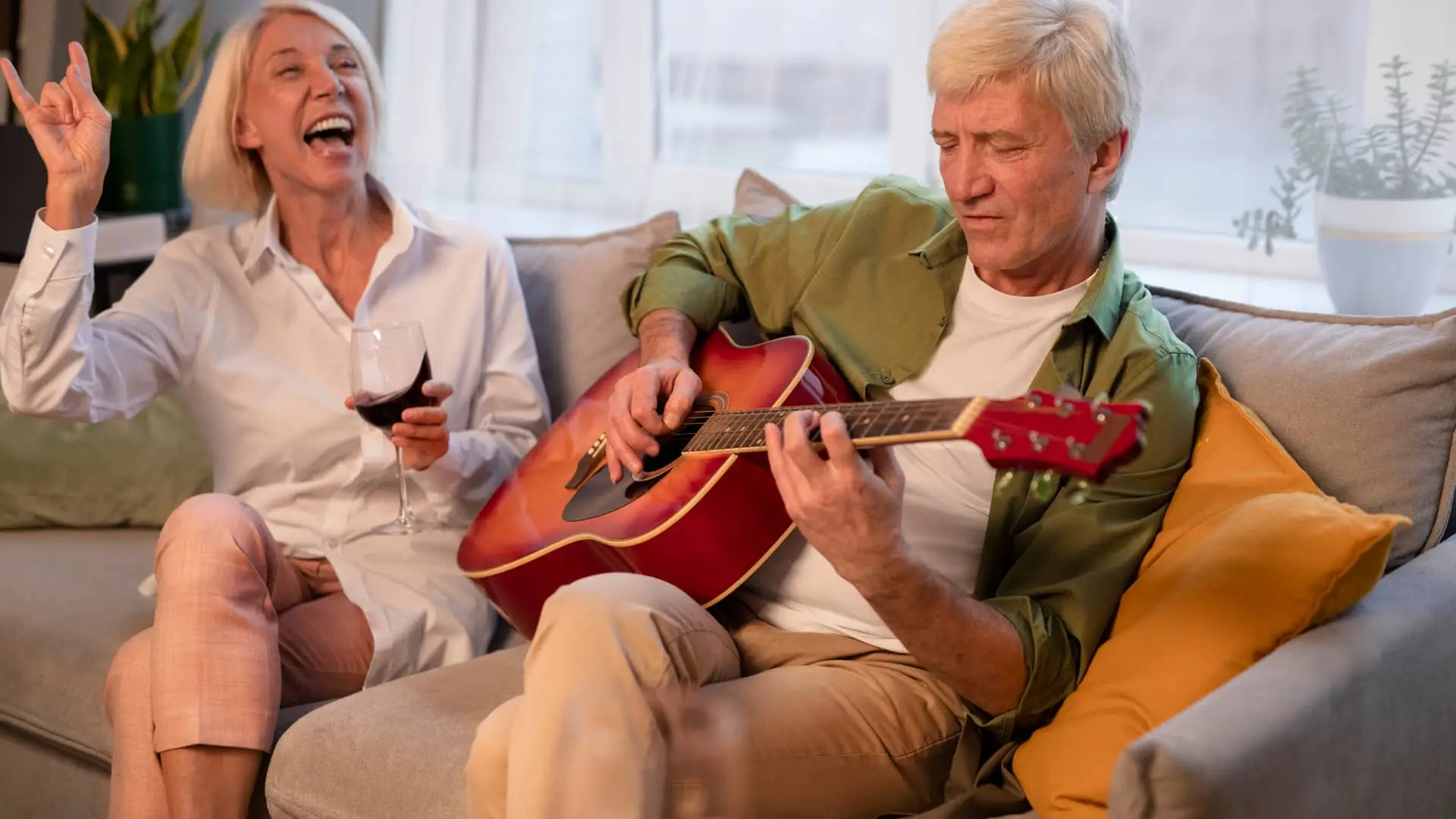 Pareja de jubilados cantando y tocando la guitarra disfrutando de su pensión por la que además pueden desgravar Pareja de jubilados cantando y tocando la guitarra disfrutando de su pensión por la que además pueden desgravar