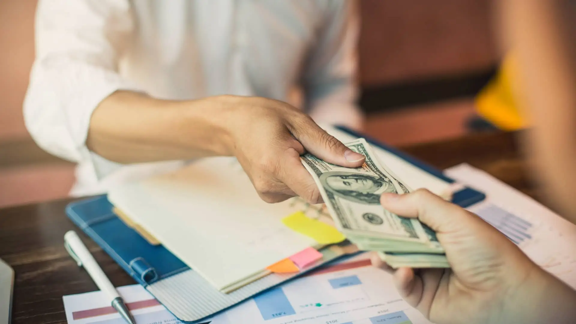 Banquero da más dinero a un cliente de su banco porque le han ampliado el préstamo Banquero da más dinero a un cliente de su banco porque le han ampliado el préstamo