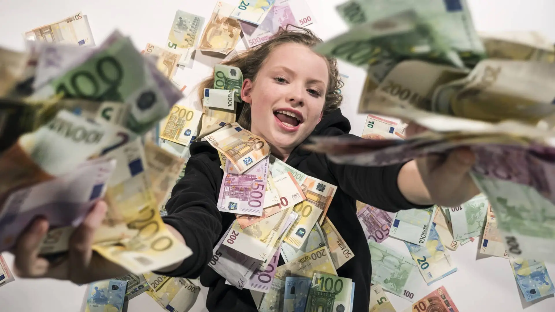 Joven contenta mientras le llueve dinero con el que va a anular un préstamo Joven contenta mientras le llueve dinero con el que va a anular un préstamo