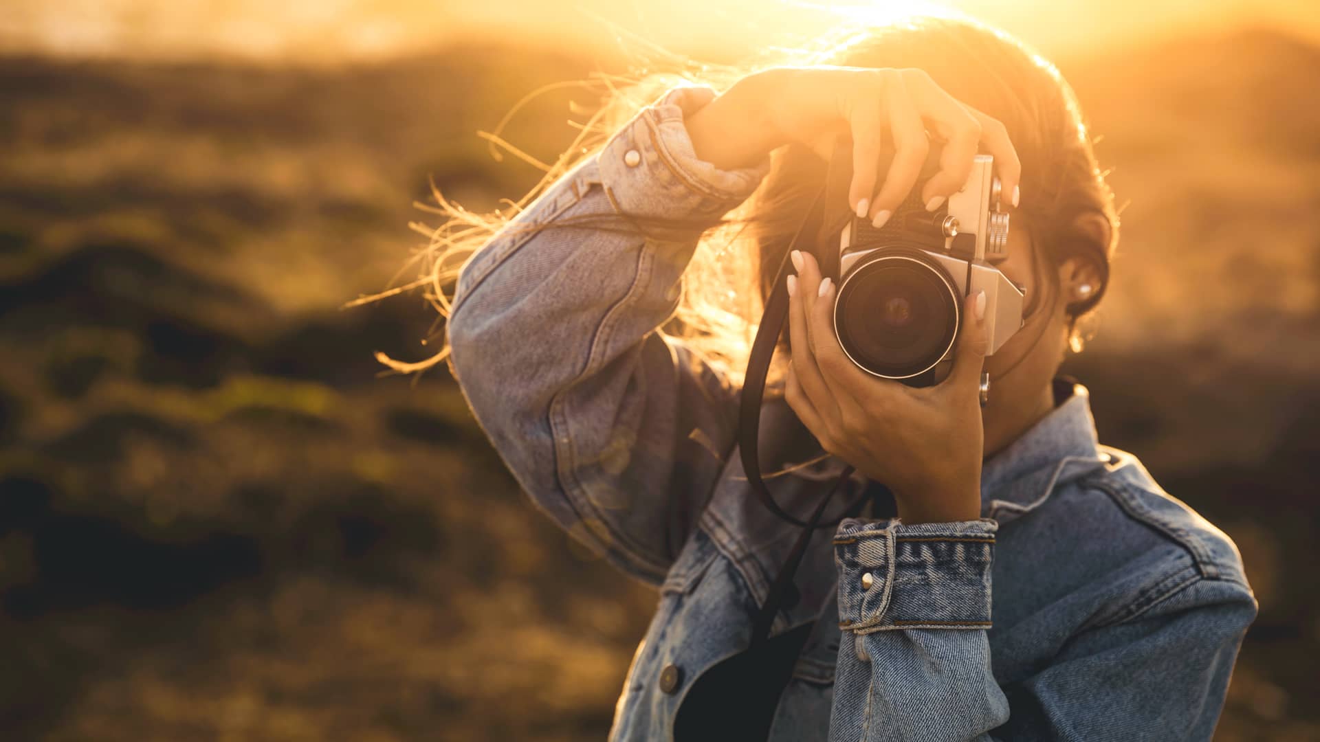 Fotografa autónoma realizando un retrato