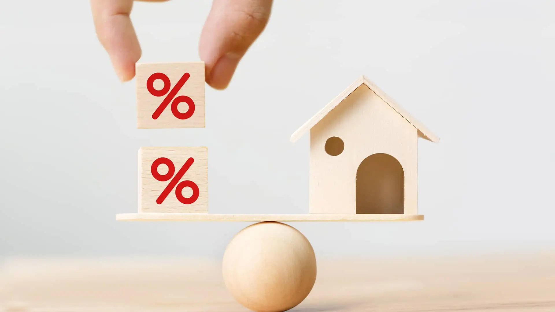 Concepto de una balanza con una casa y porcentajes que representa los interés del prestamo para un hogar Concepto de una balanza con una casa y porcentajes que representa los interés del prestamo para un hogar