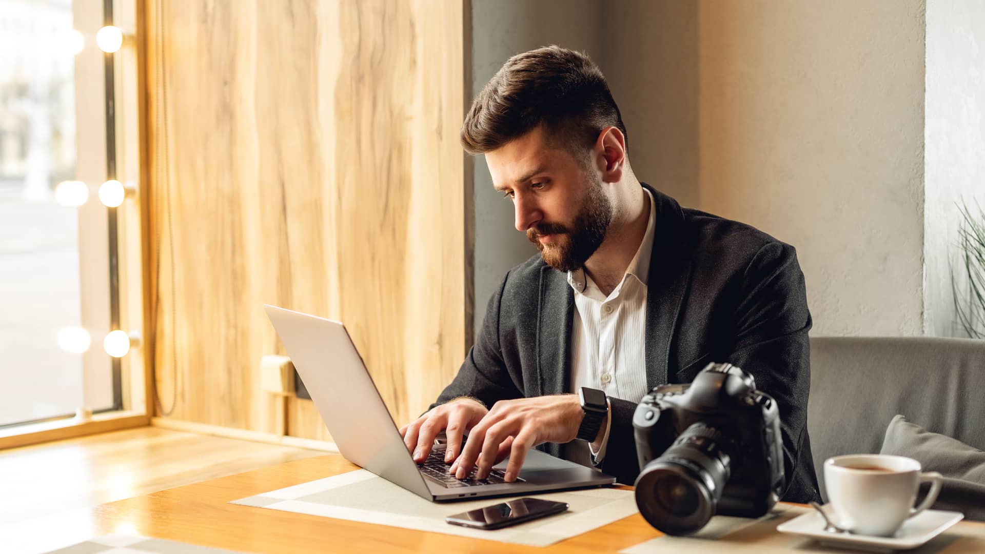 Fotógrafo autónomo descargando su trabajo en su ordenador representa prestamos funcionarios