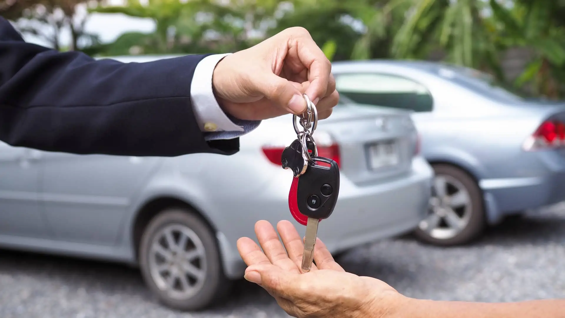 Entrega de las llaves de un coche de segunda mano que el cliente ha podido financiar con un prestamo Entrega de las llaves de un coche de segunda mano que el cliente ha podido financiar con un prestamo
