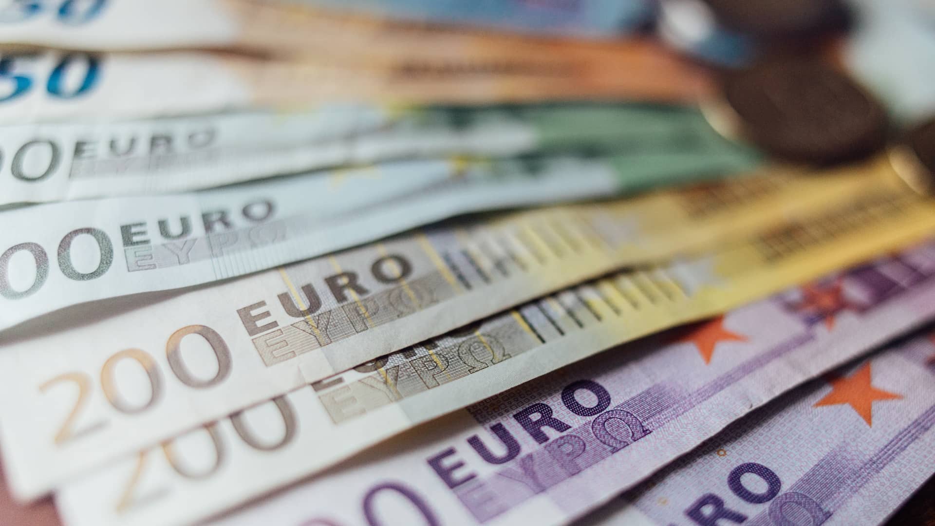 Abanico hecho de billletes para simular un prestamo de 15000 euros