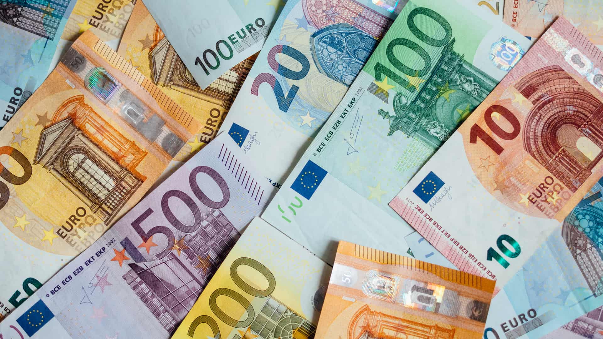 Mesa con billetes que simula el prestamo de 25000 euros Mesa con billetes que simula el prestamo de 25000 euros