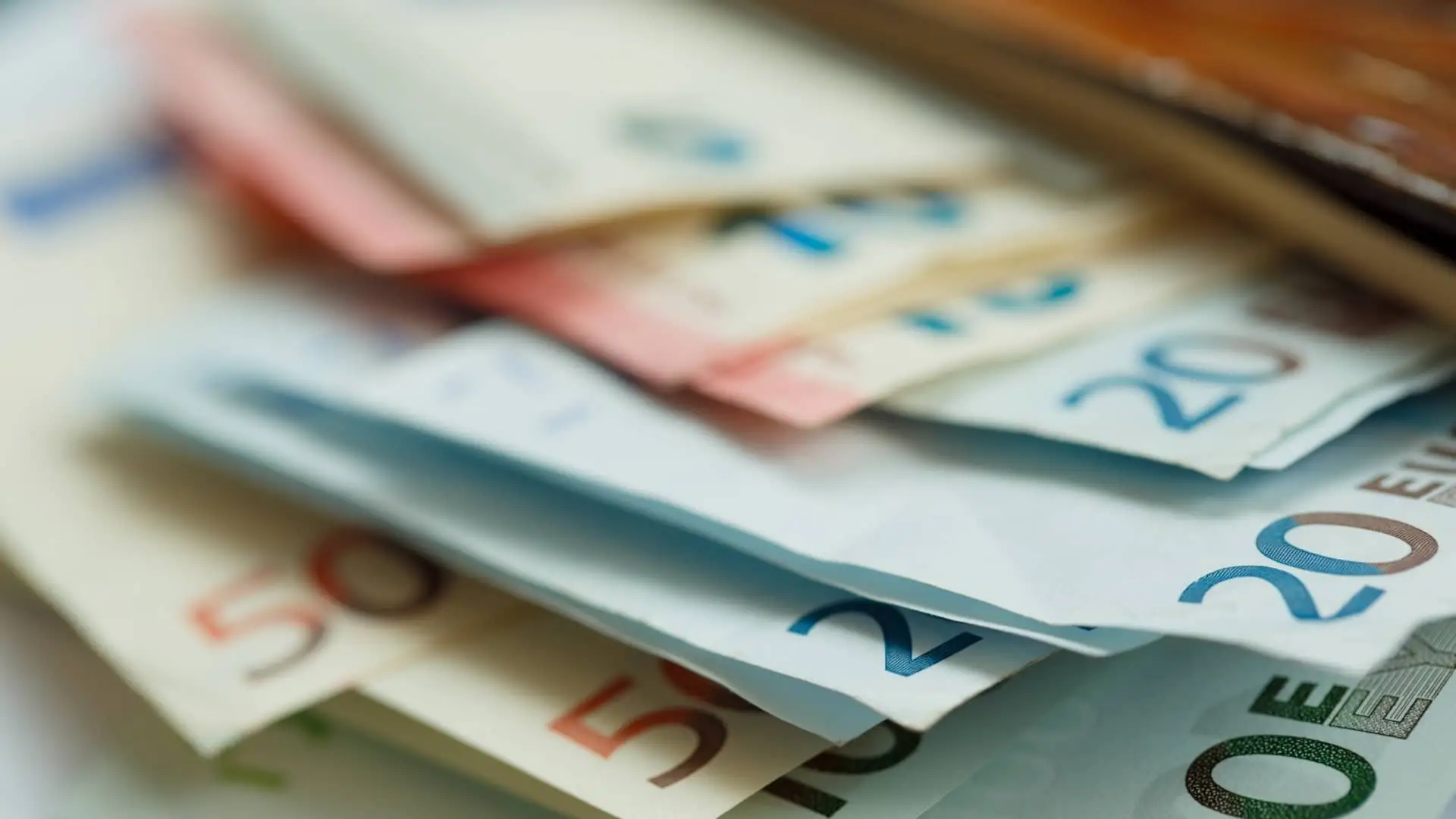 Pequeño monton de billetes que simula un prestamo de 50000 euros