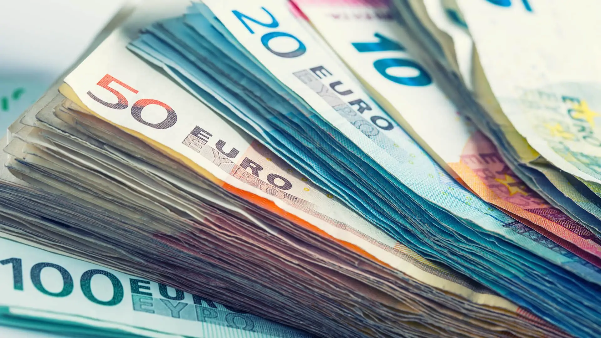 Varios montones de billetes que simulan un prestamo de 60000 euros Varios montones de billetes que simulan un prestamo de 60000 euros