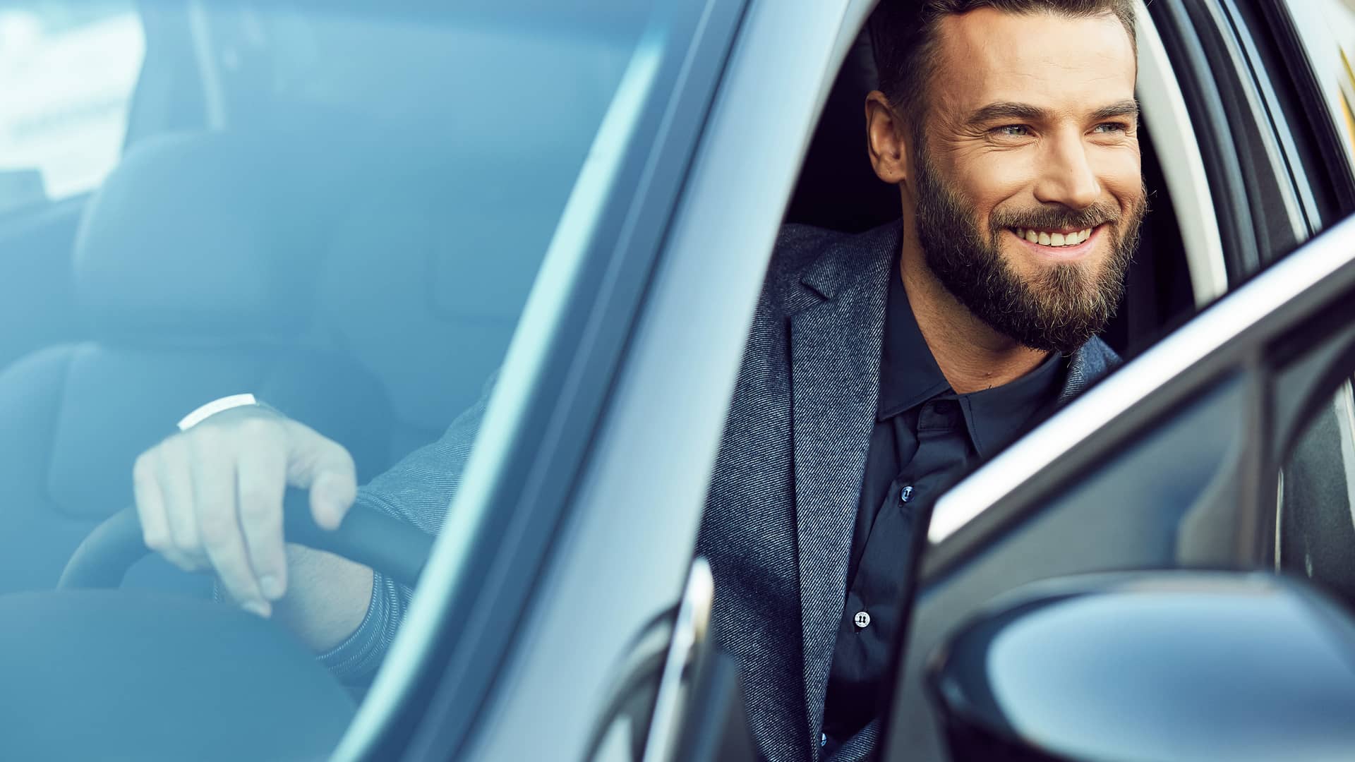 Joven sonriente en su nuevo coche simboliza préstamo coche