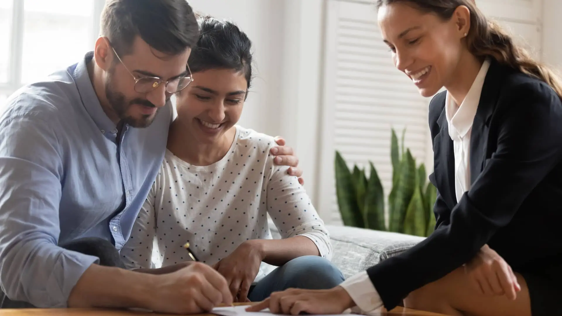 Matrimonio firmando como dos titulares un prestamo en el banco Matrimonio firmando como dos titulares un prestamo en el banco