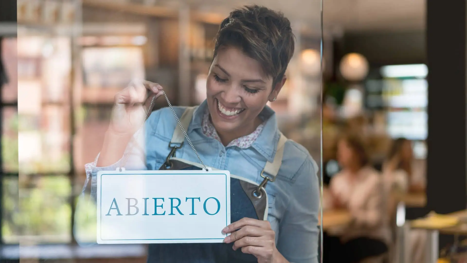 Mujer poniendo el cartel de negocio abierto representa préstamo negocio Mujer poniendo el cartel de negocio abierto representa préstamo negocio