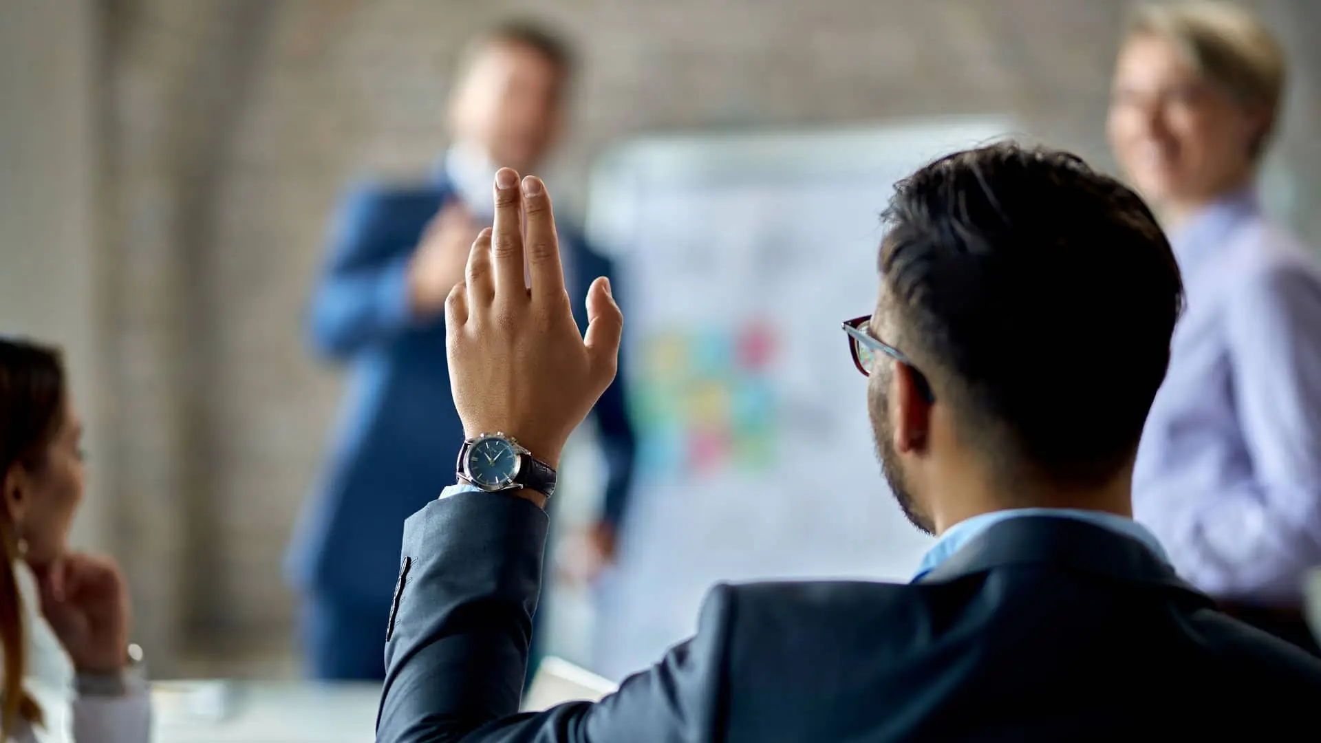 Hombre con mano levantada simboliza participativo Hombre con mano levantada simboliza participativo