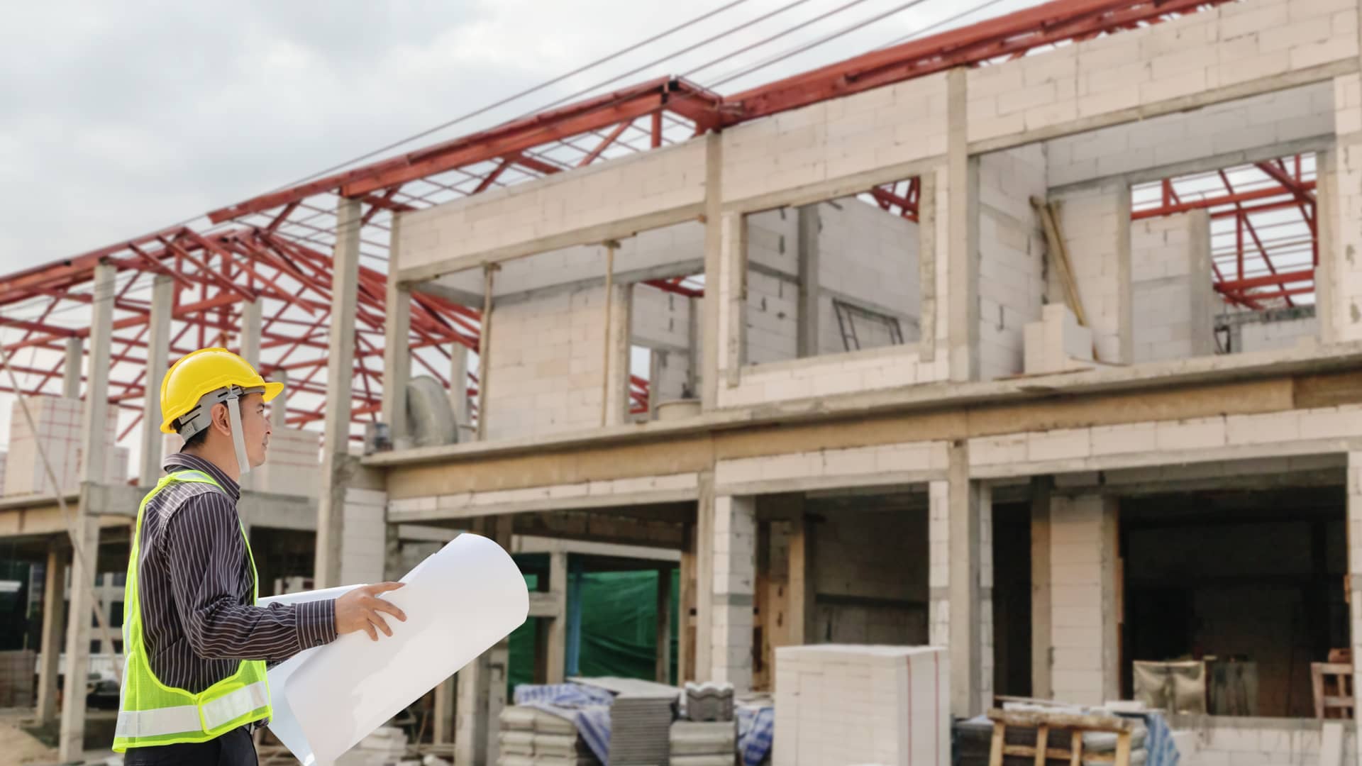 Un promotor en el lugar de construccion de un eficicio que ha sido posible gracias a un prestamo Un promotor en el lugar de construccion de un eficicio que ha sido posible gracias a un prestamo