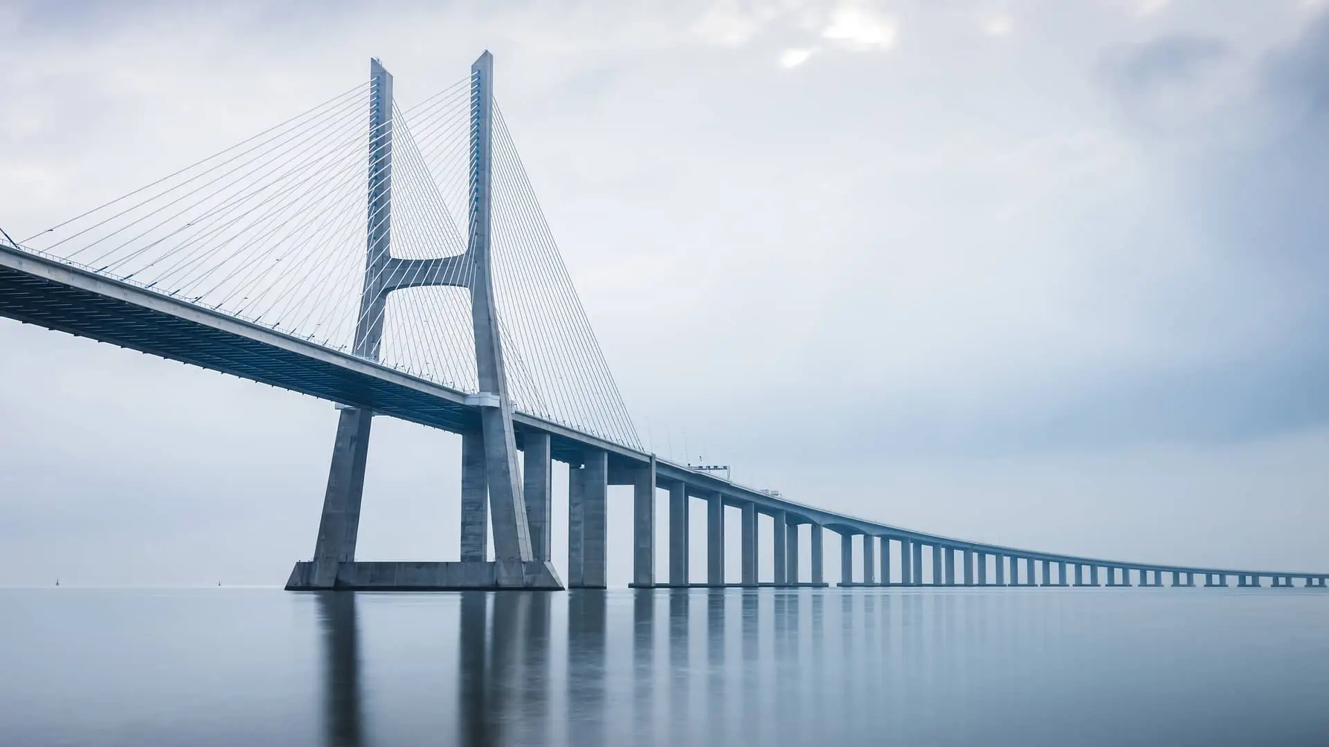 Puente Vasco da Gama al amanecer en Lisboa simboliza préstamo puente Puente Vasco da Gama al amanecer en Lisboa simboliza préstamo puente