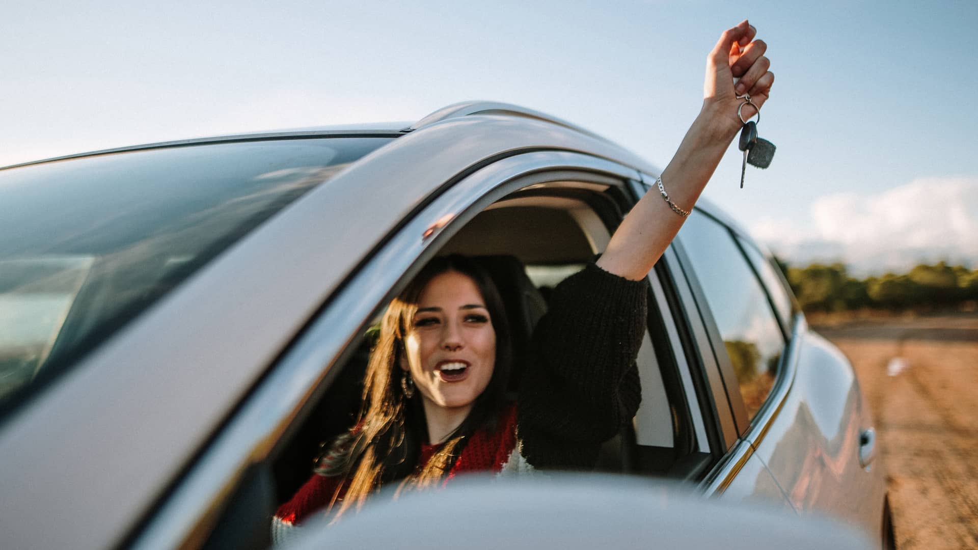 Joven feliz con su coche simboliza préstamo rápido aval coche