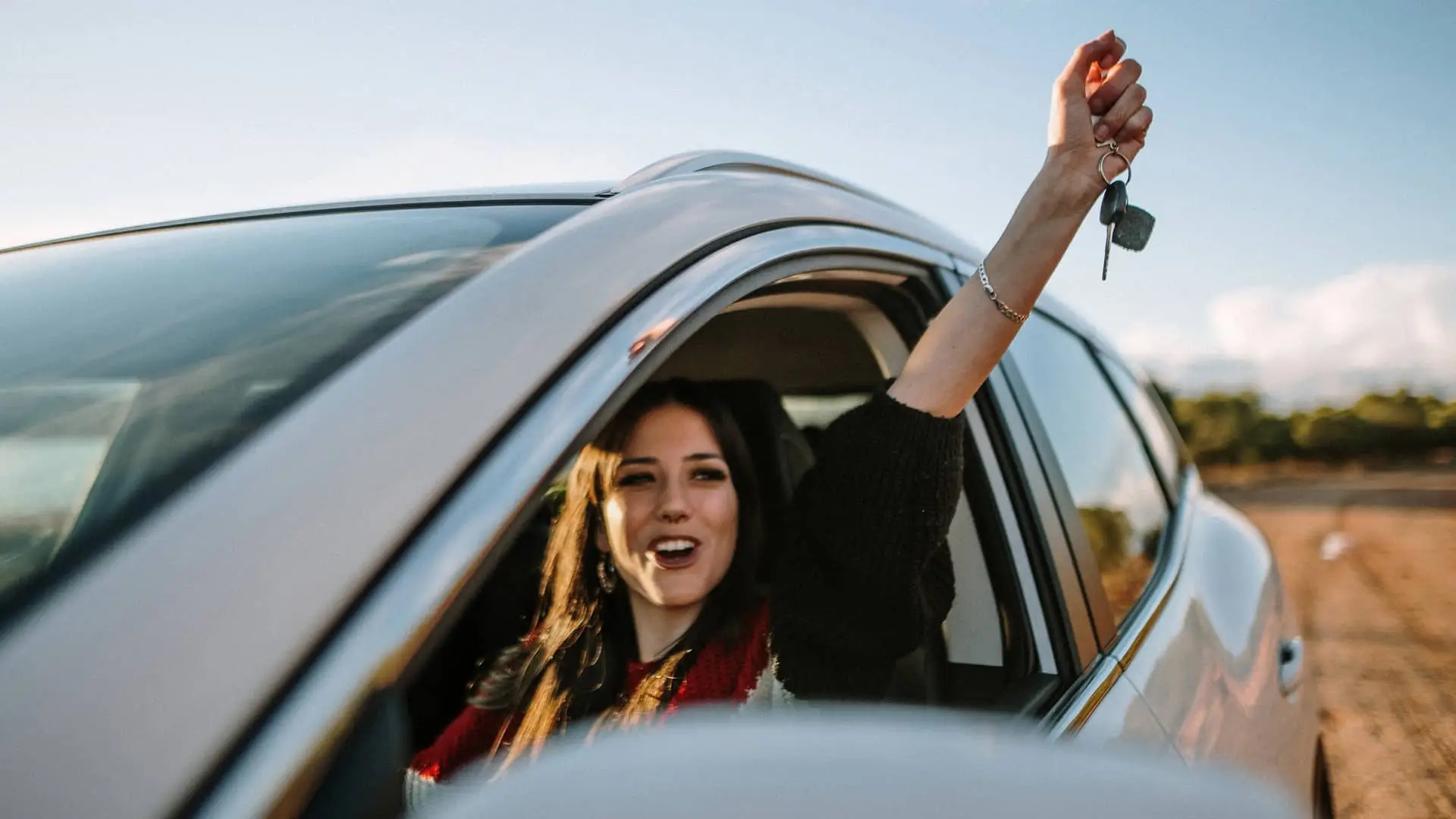 Joven feliz con su coche simboliza préstamo rápido aval coche Joven feliz con su coche simboliza préstamo rápido aval coche
