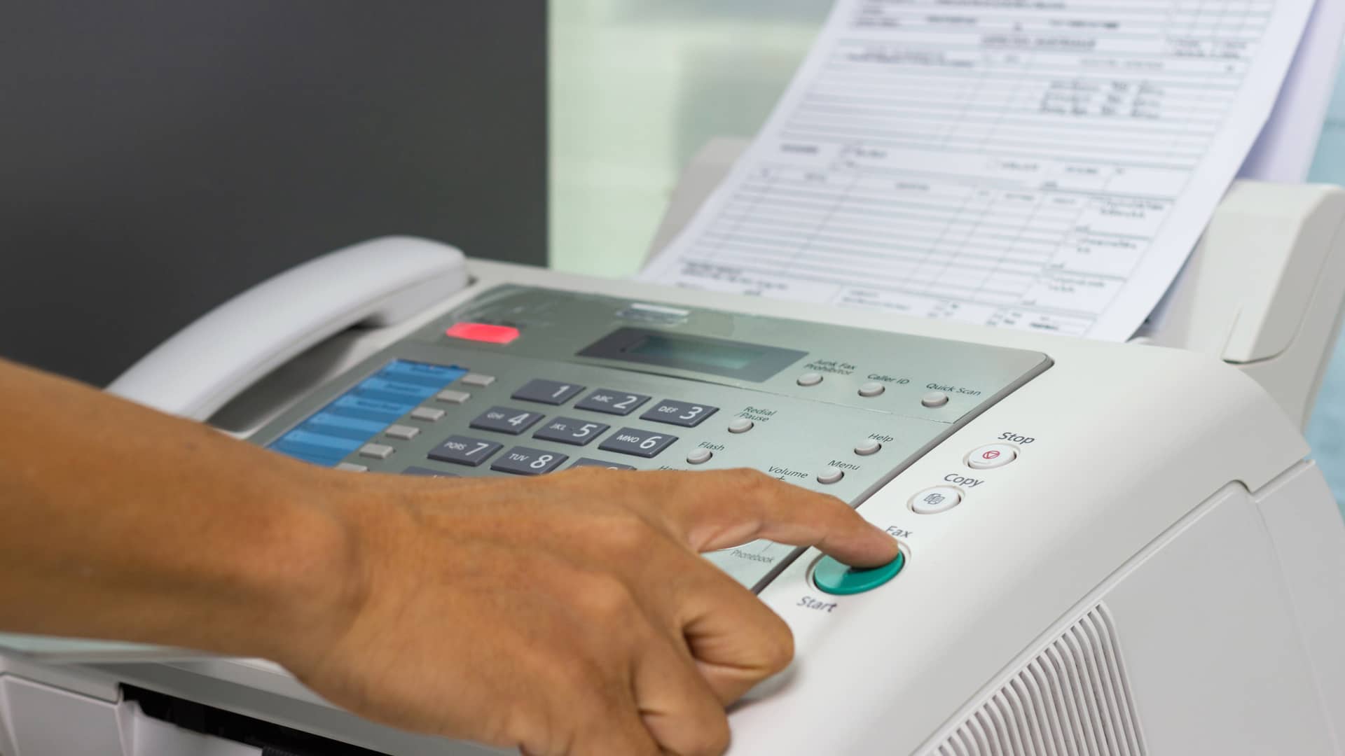 Joven enviando documento con fax representa préstamo rápido equifax Joven enviando documento con fax representa préstamo rápido equifax