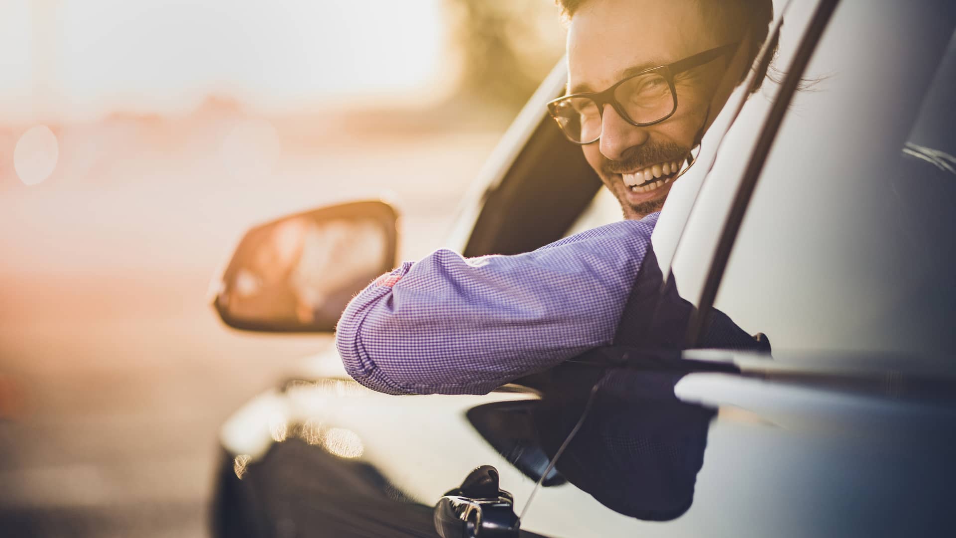 Joven feliz con su coche simboliza préstamo rápido financiar coche asnef