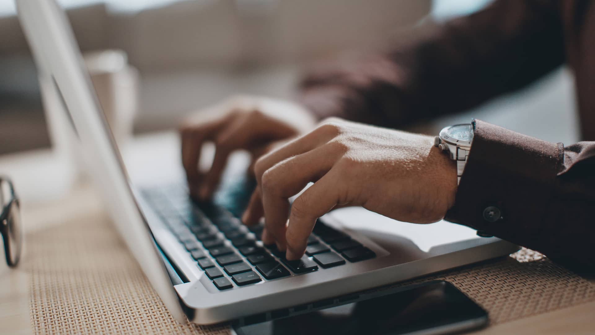 Manos escribiendo en computadora portátil préstamo rápido para financiar móvil