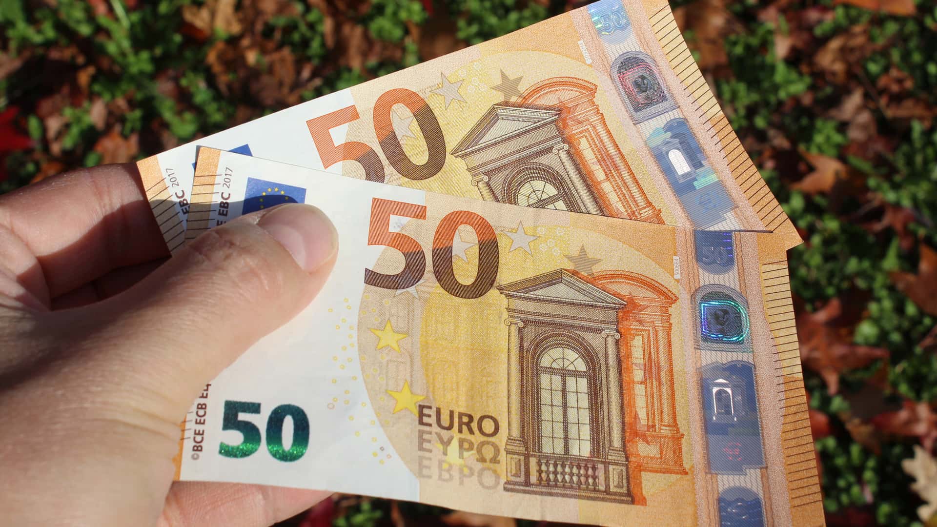 mano de una persona con dos billetes de 50 euros que representa los prestamos rapidos