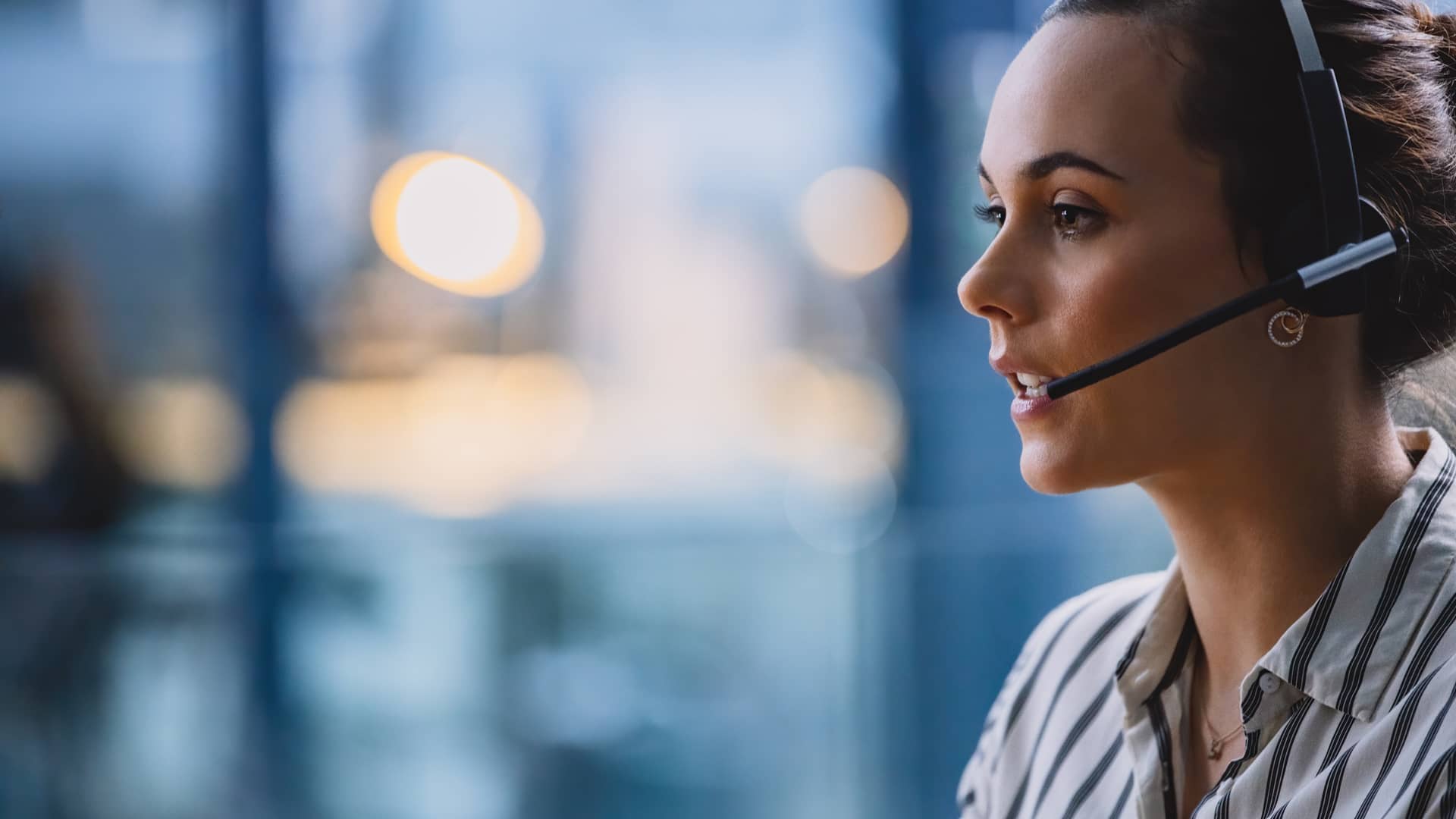 Teleoperadora de atención al cliente de quebueno