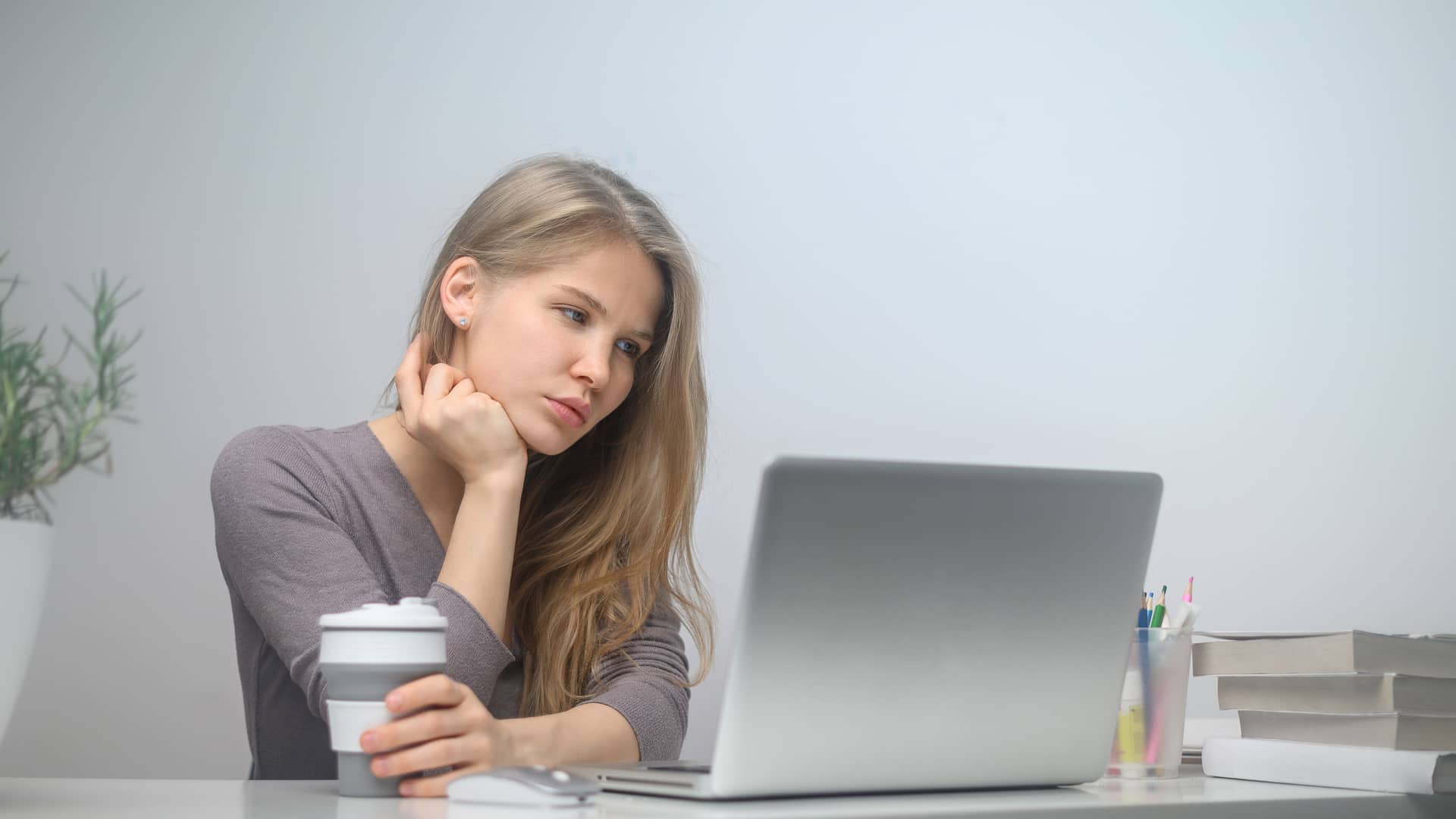 Mujer informandose en su laptop de prestamo rápido quebueno online