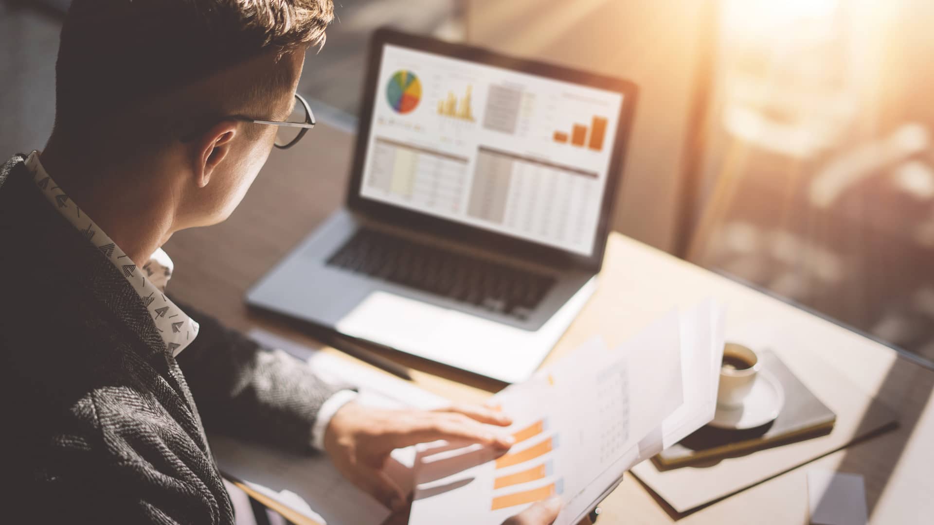 Analista bancario simboliza préstamo rápido scoring