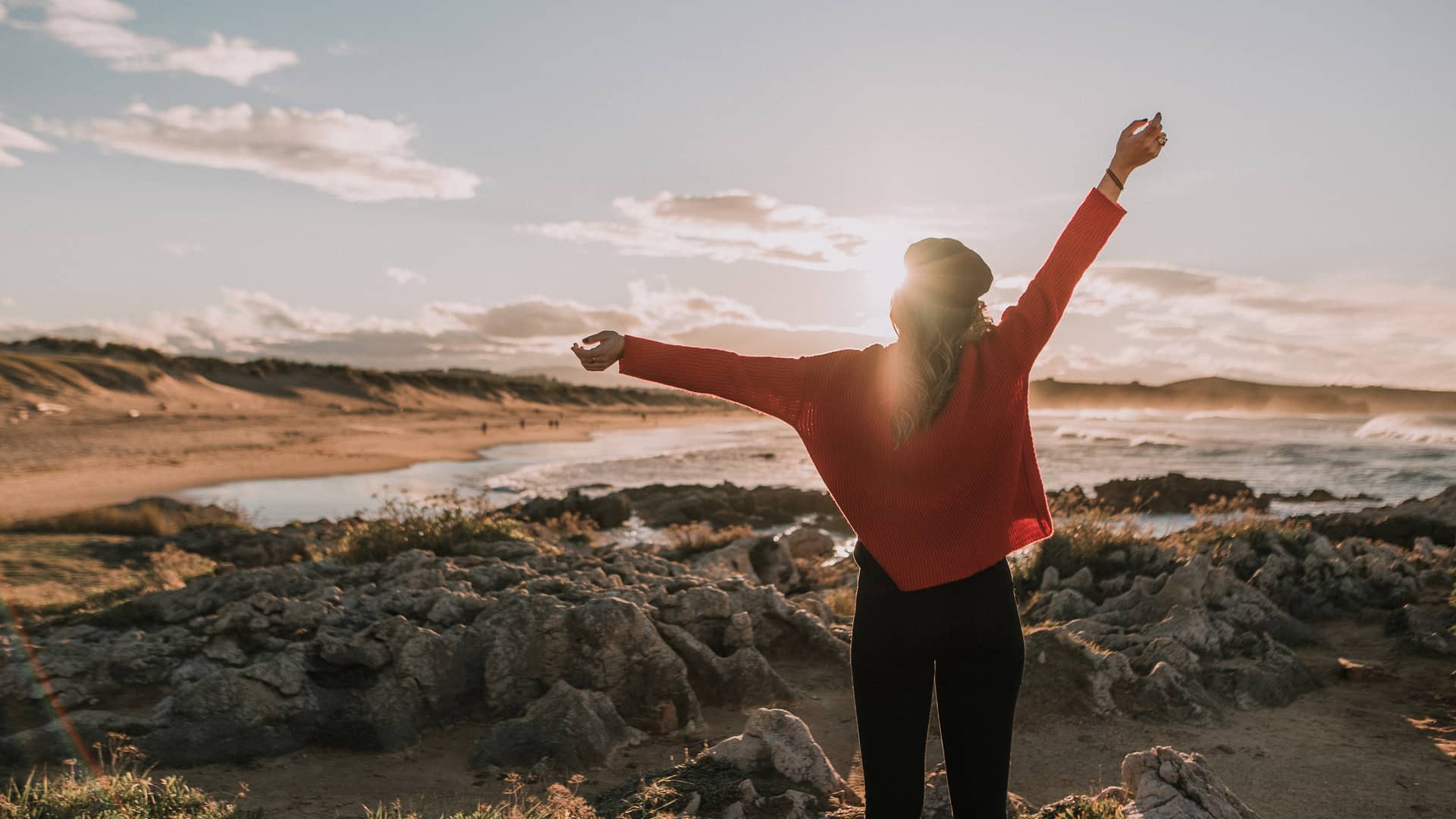 Mujer sintiendose libre en su viaje Mujer sintiendose libre en su viaje