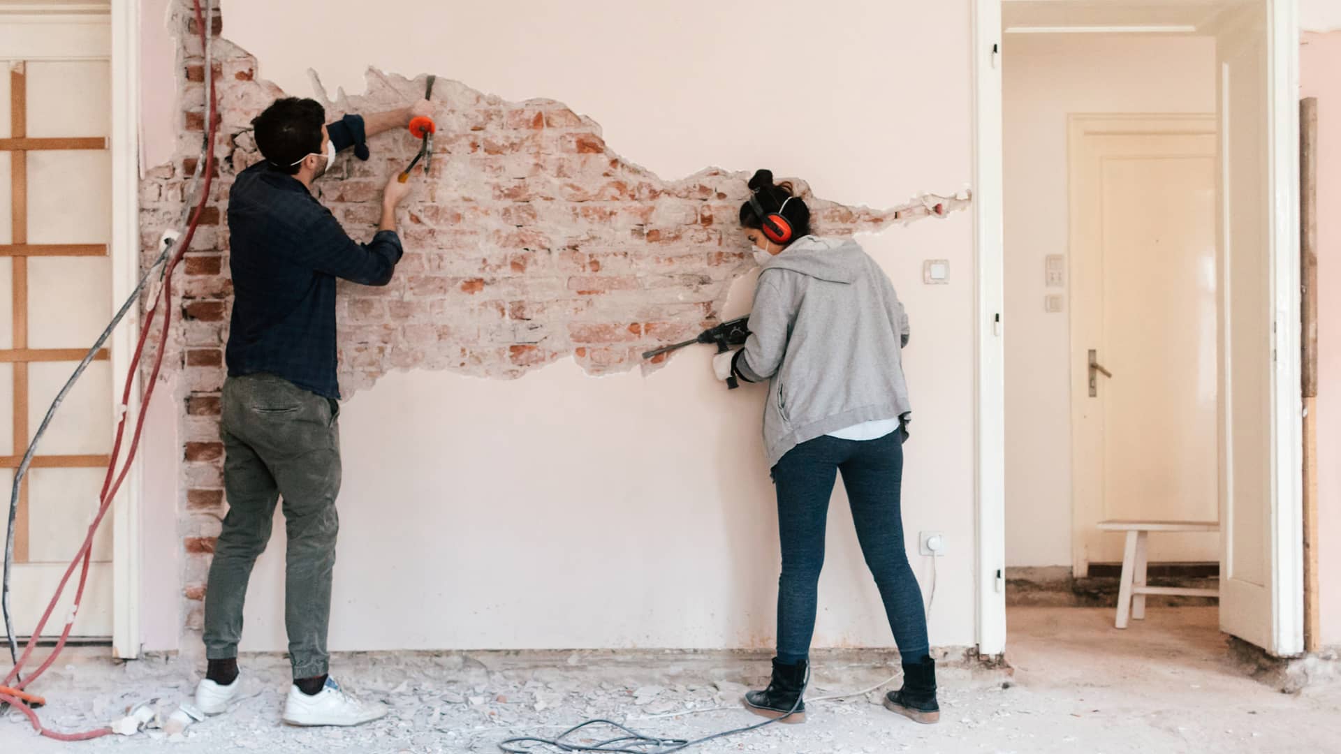 Pareja realizando reformas en su apartamento simbolizan préstamos reforma Pareja realizando reformas en su apartamento simbolizan préstamos reforma