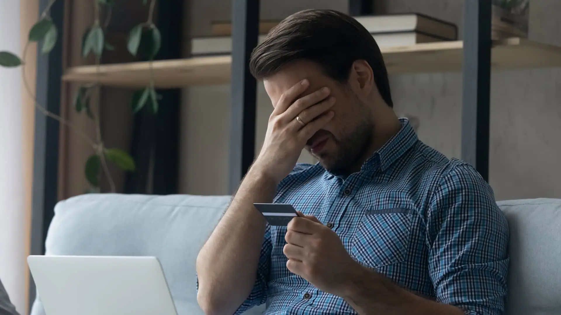 Hombre triste porque le han timado con un prestamo que no era fiable Hombre triste porque le han timado con un prestamo que no era fiable