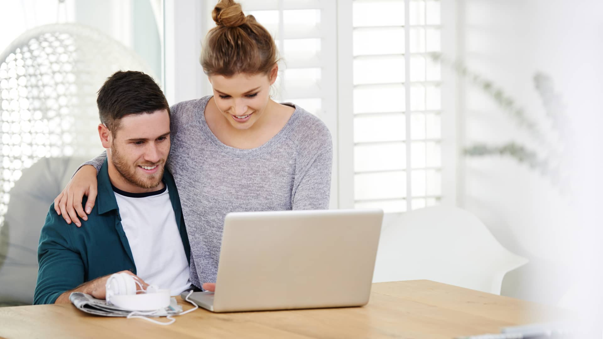 Pareja viendo en portátil como saber si les conceden el préstamo Pareja viendo en portátil como saber si les conceden el préstamo