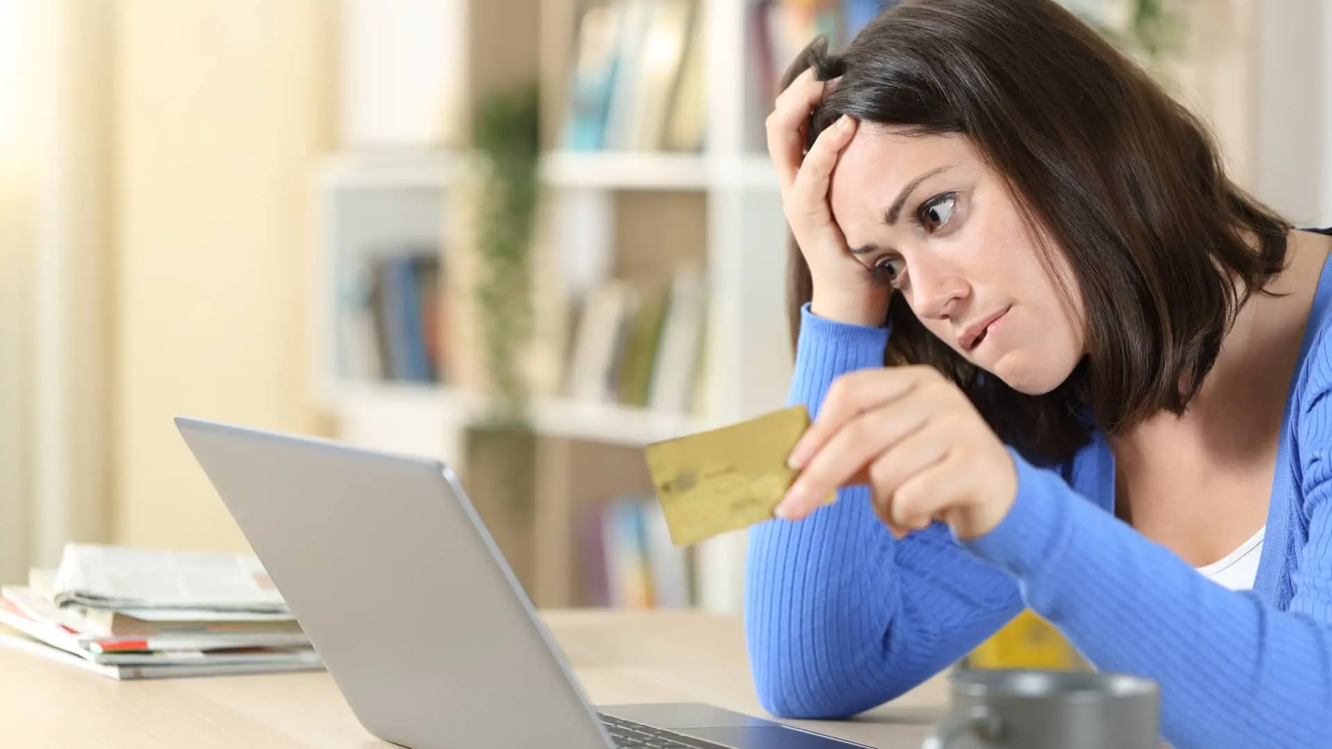 Joven pensando si cancelar las deudas de su tarjeta de crédito Joven pensando si cancelar las deudas de su tarjeta de crédito