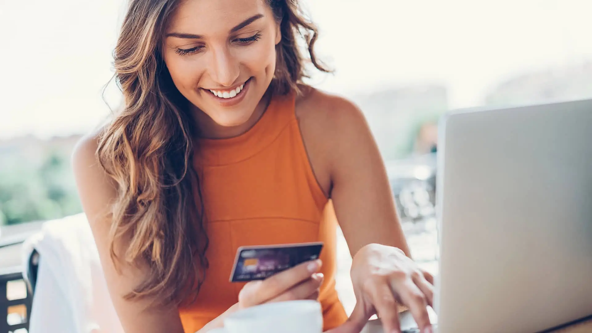 Mujer sonriente con tarjeta de crédito y ordenador portátil representa tarjetas comprar internet Mujer sonriente con tarjeta de crédito y ordenador portátil representa tarjetas comprar internet
