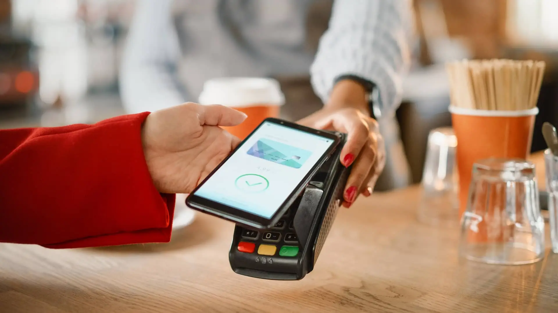 Mujer realizando pago con smartphone y recibiendo descuento de fidelización