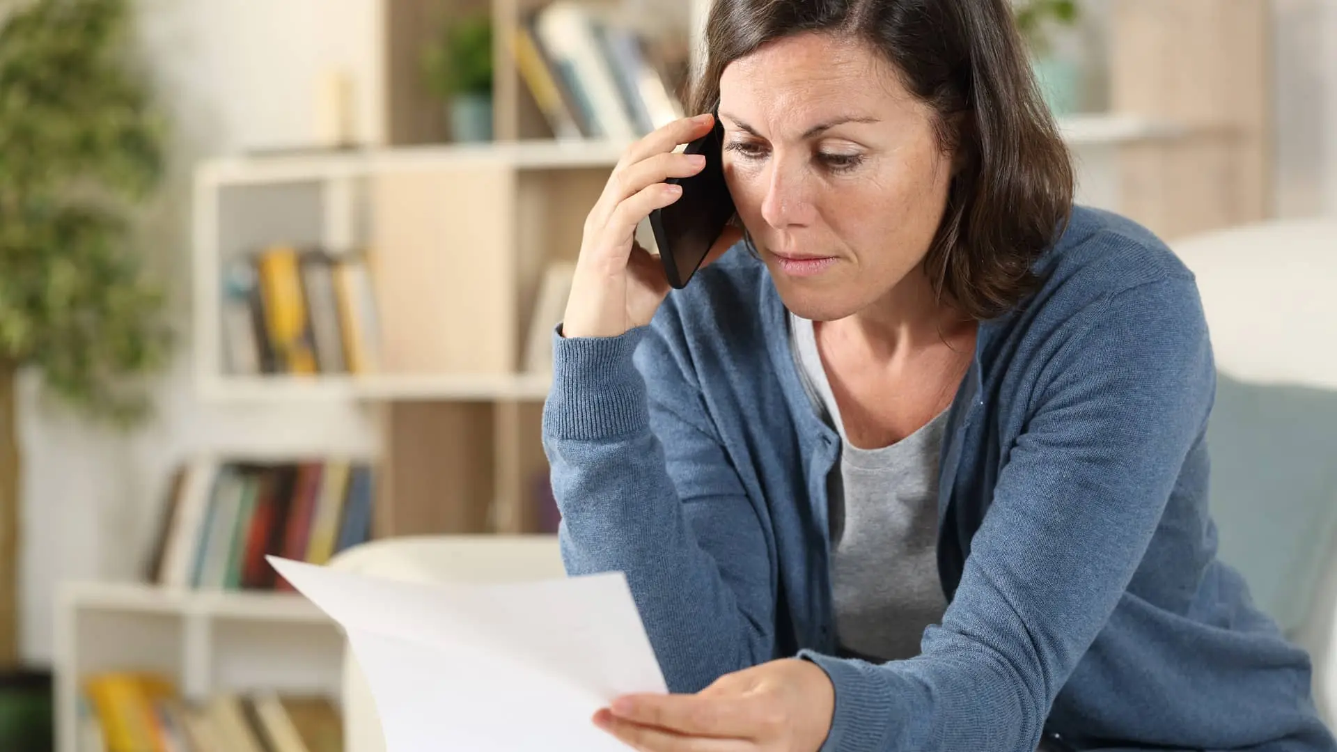 Mujer hablando por teléfono simboliza línea crédito Mujer hablando por teléfono simboliza línea crédito