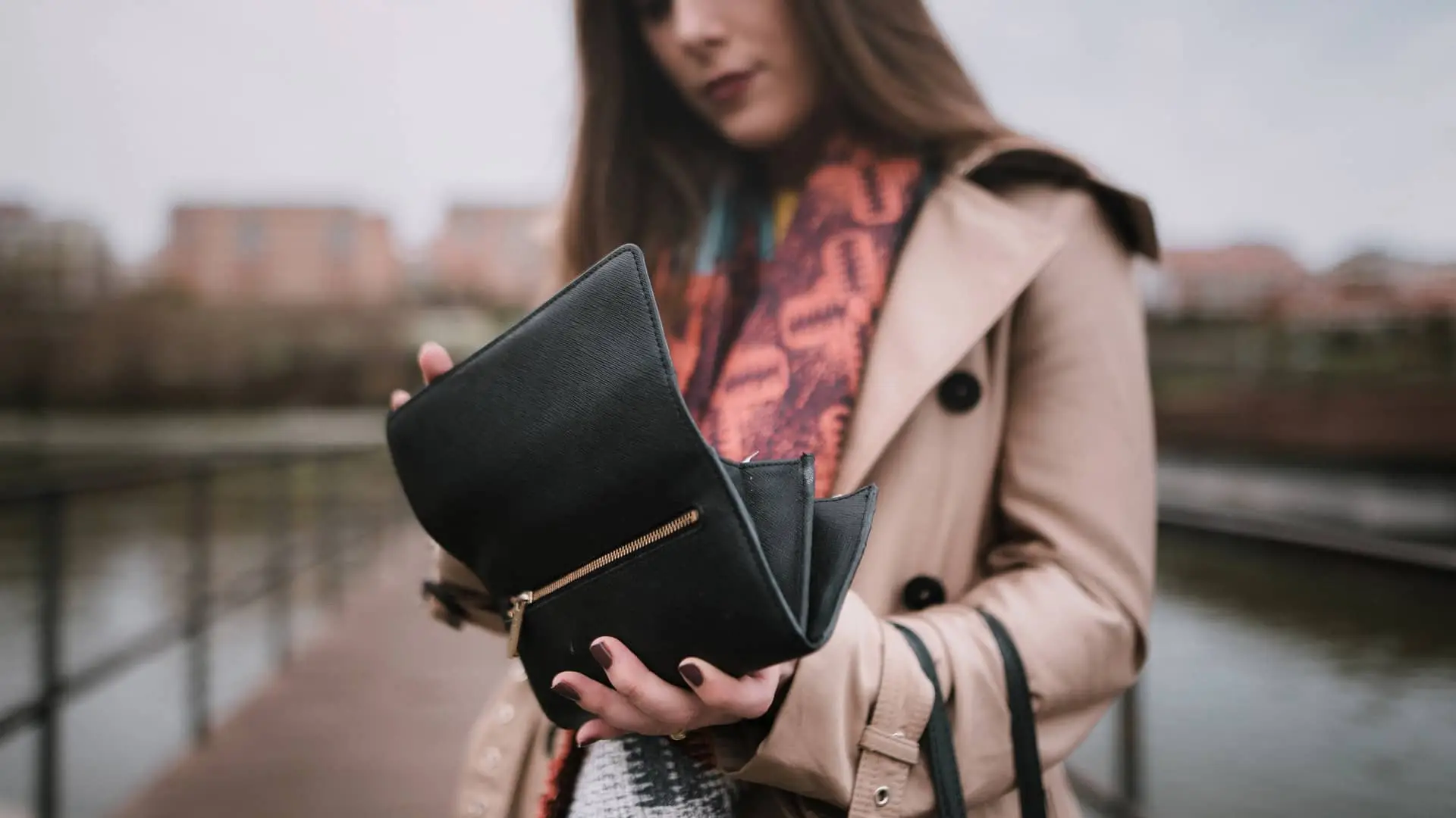 Mujer echando un vistazo a su monedero Mujer echando un vistazo a su monedero